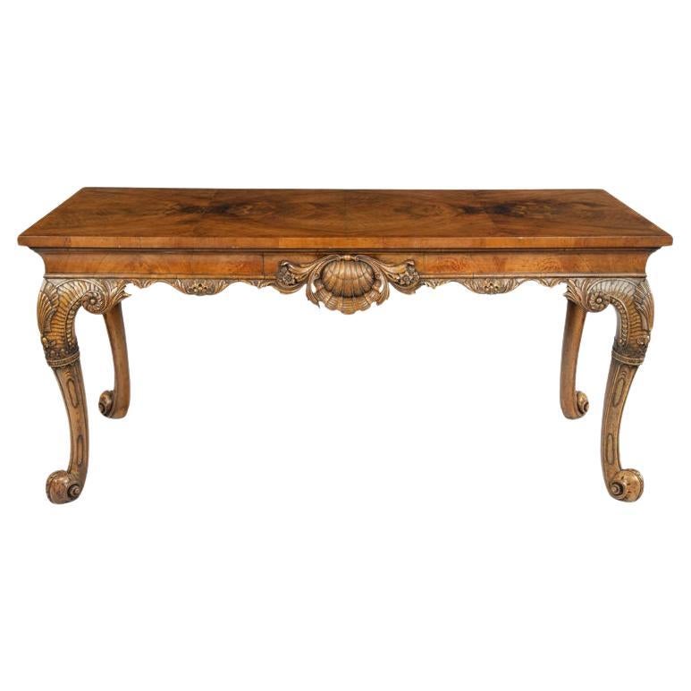 Table d'appoint en noyer finement sculpté de style George II par Harry Meyers Com. en vente