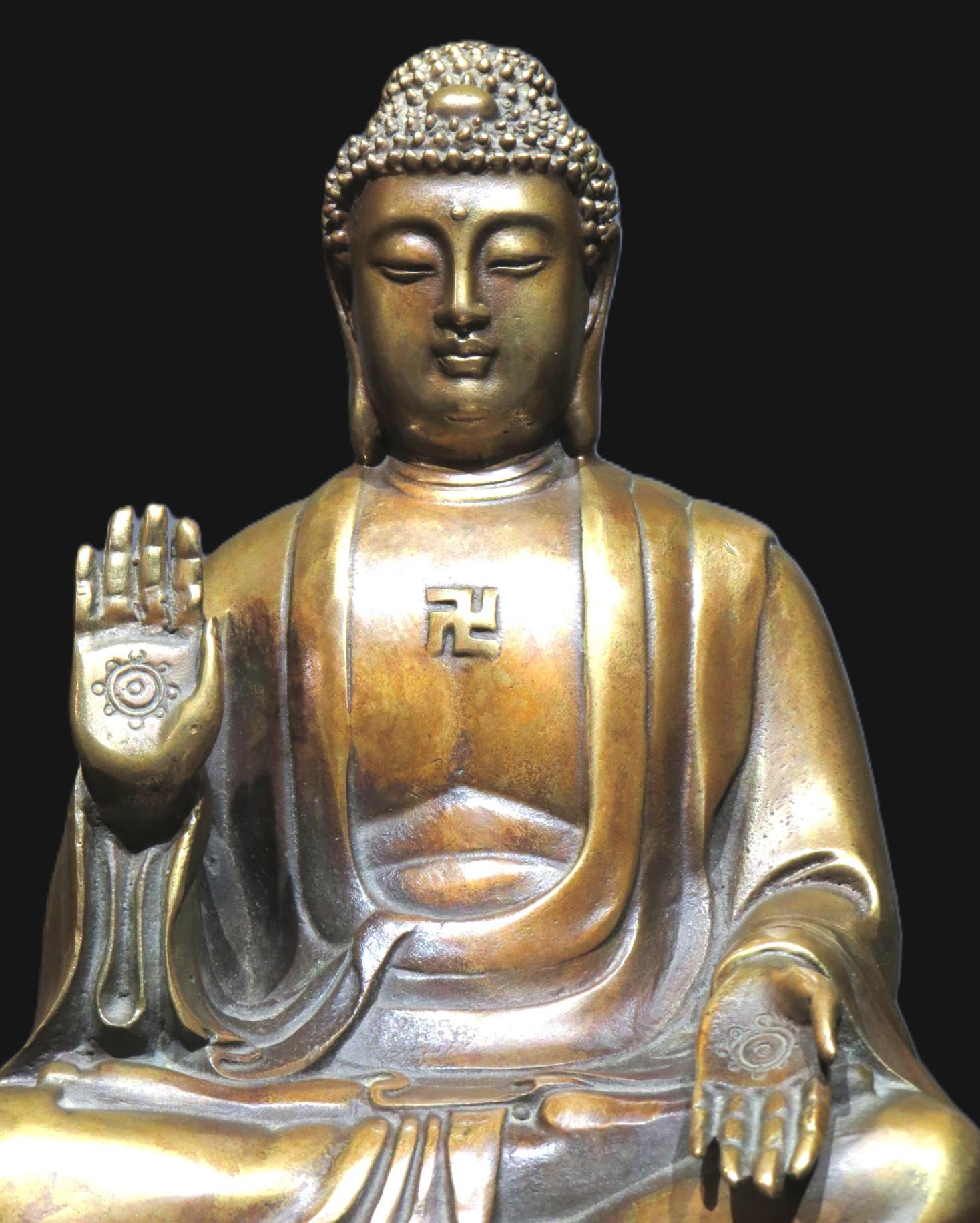 La figure finement modelée en creux du Bouddha Amitabha alias 