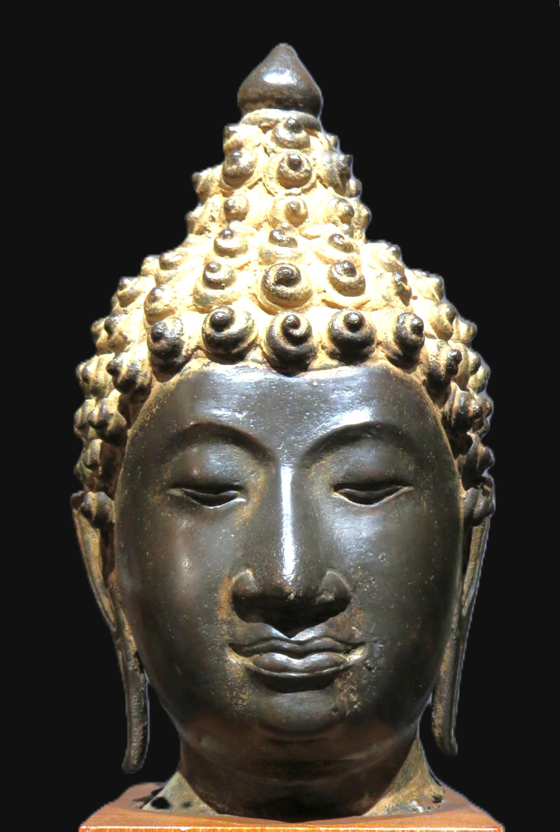 Autre A Finely Cast Copper Alloy Head of Buddha Shakyamuni, 19th C. or Earlier en vente