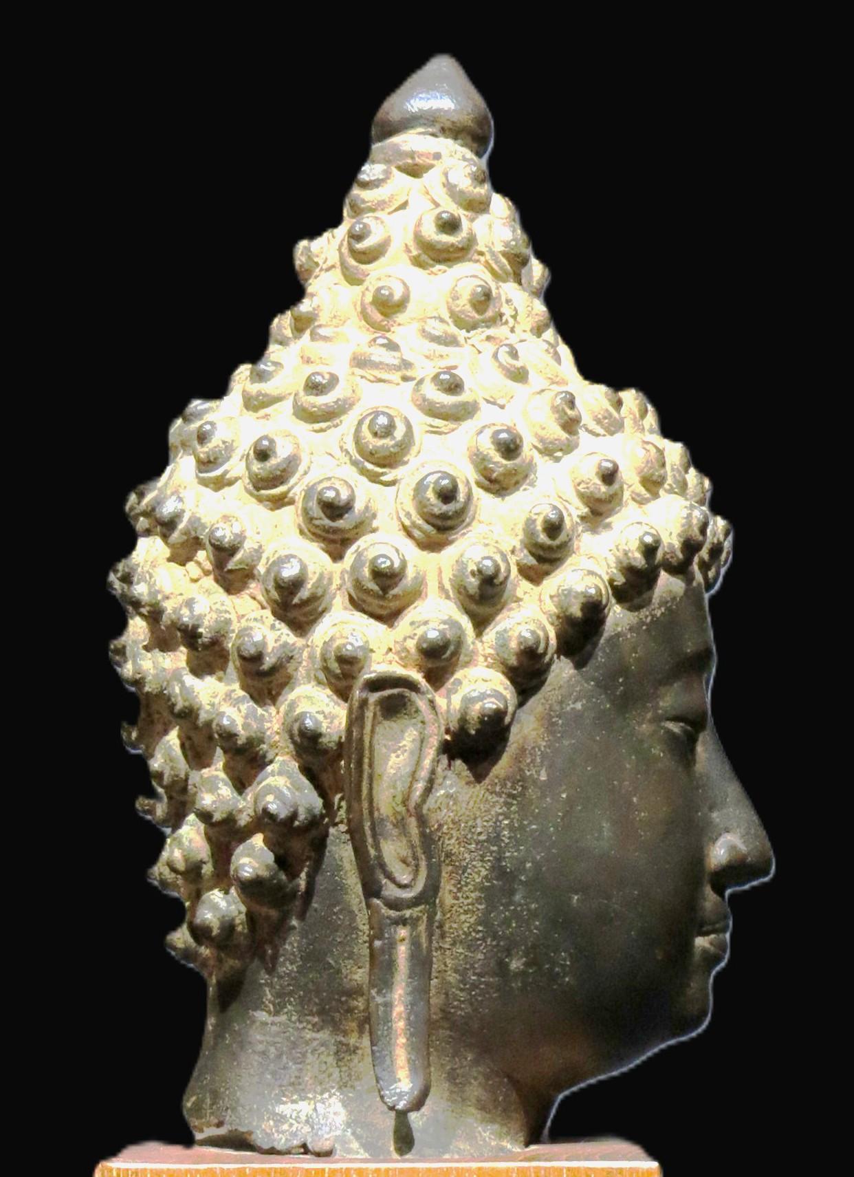 A Finely Cast Copper Alloy Head of Buddha Shakyamuni, 19th C. or Earlier Bon état - En vente à Ottawa, Ontario