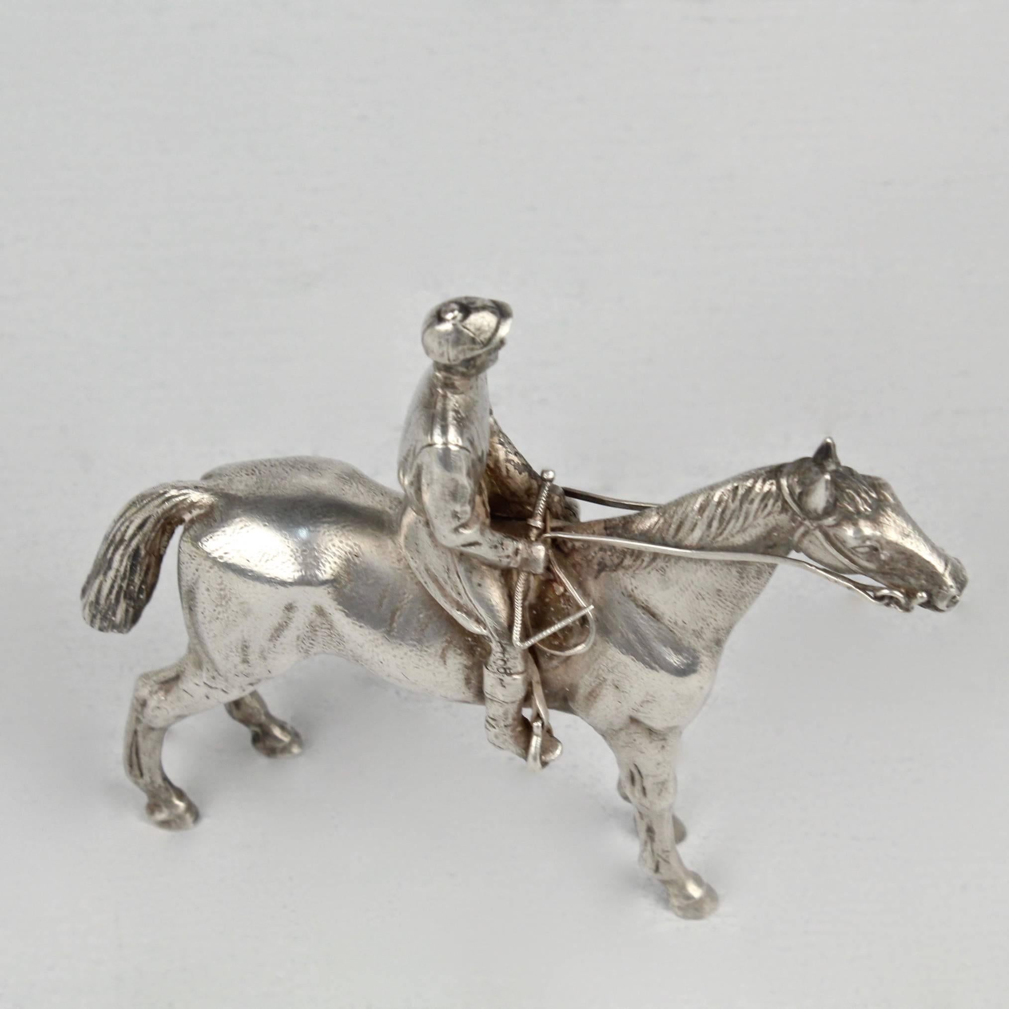 Sculpture équestre de course de chevaux en argent finement moulée et miniature en vente 5