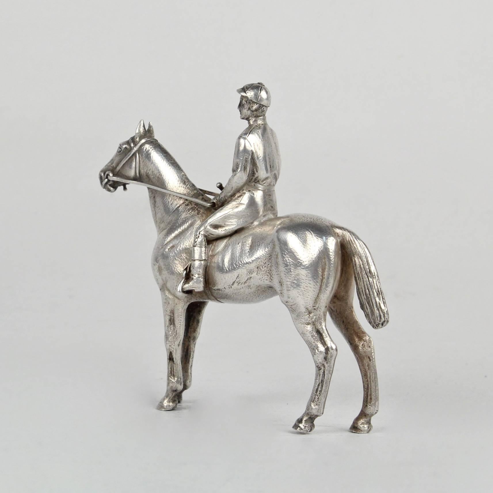 Édouardien Sculpture équestre de course de chevaux en argent finement moulée et miniature en vente