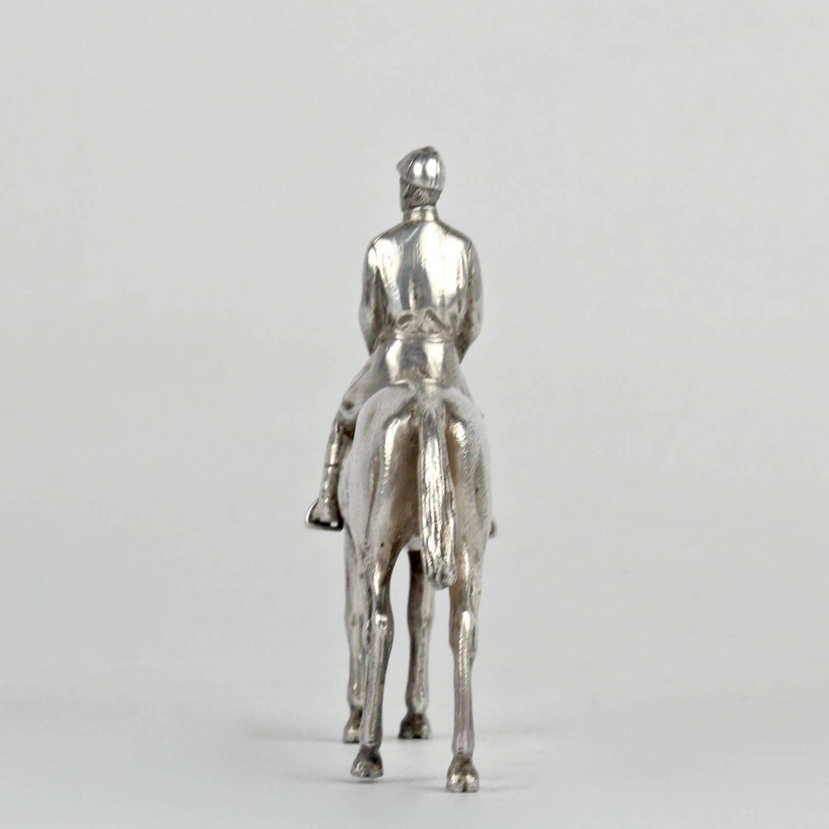 Sculpture équestre de course de chevaux en argent finement moulée et miniature Bon état - En vente à Philadelphia, PA