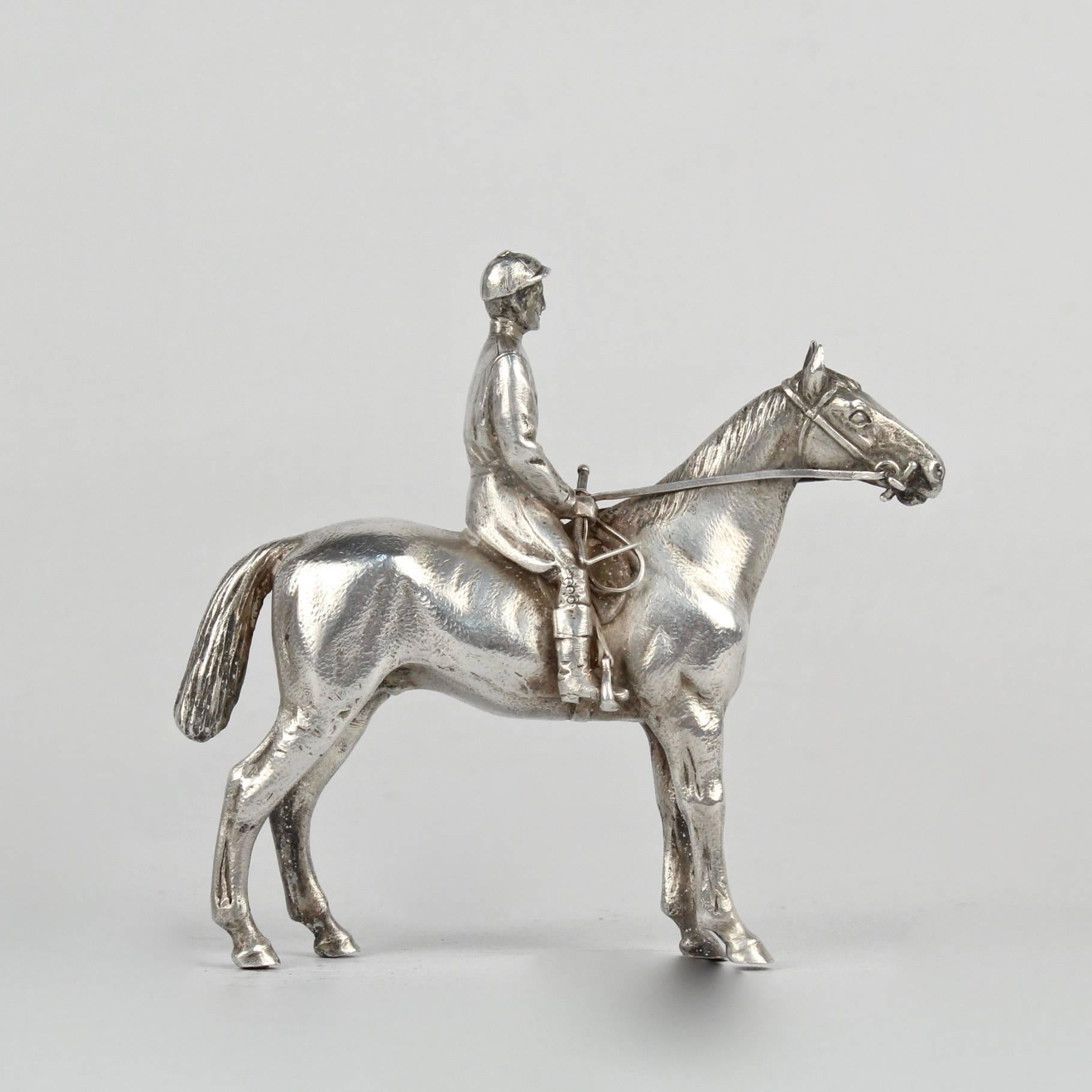 Sculpture équestre de course de chevaux en argent finement moulée et miniature Unisexe en vente