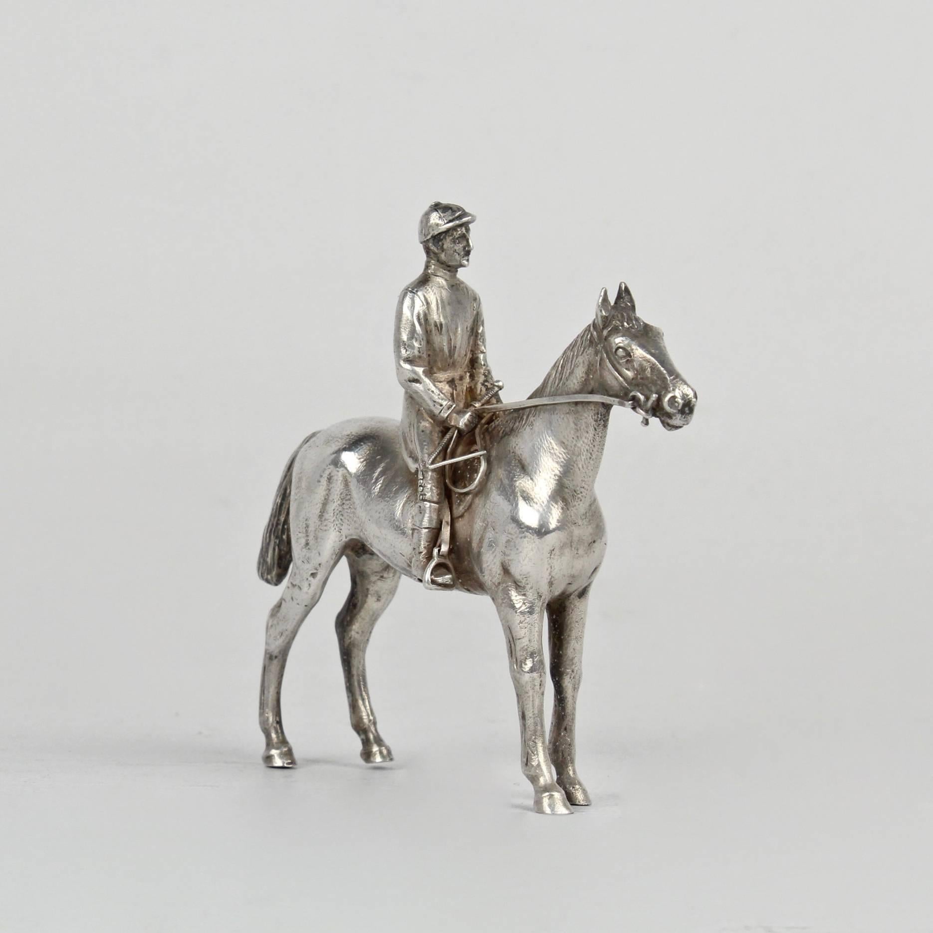 Sculpture équestre de course de chevaux en argent finement moulée et miniature en vente 1