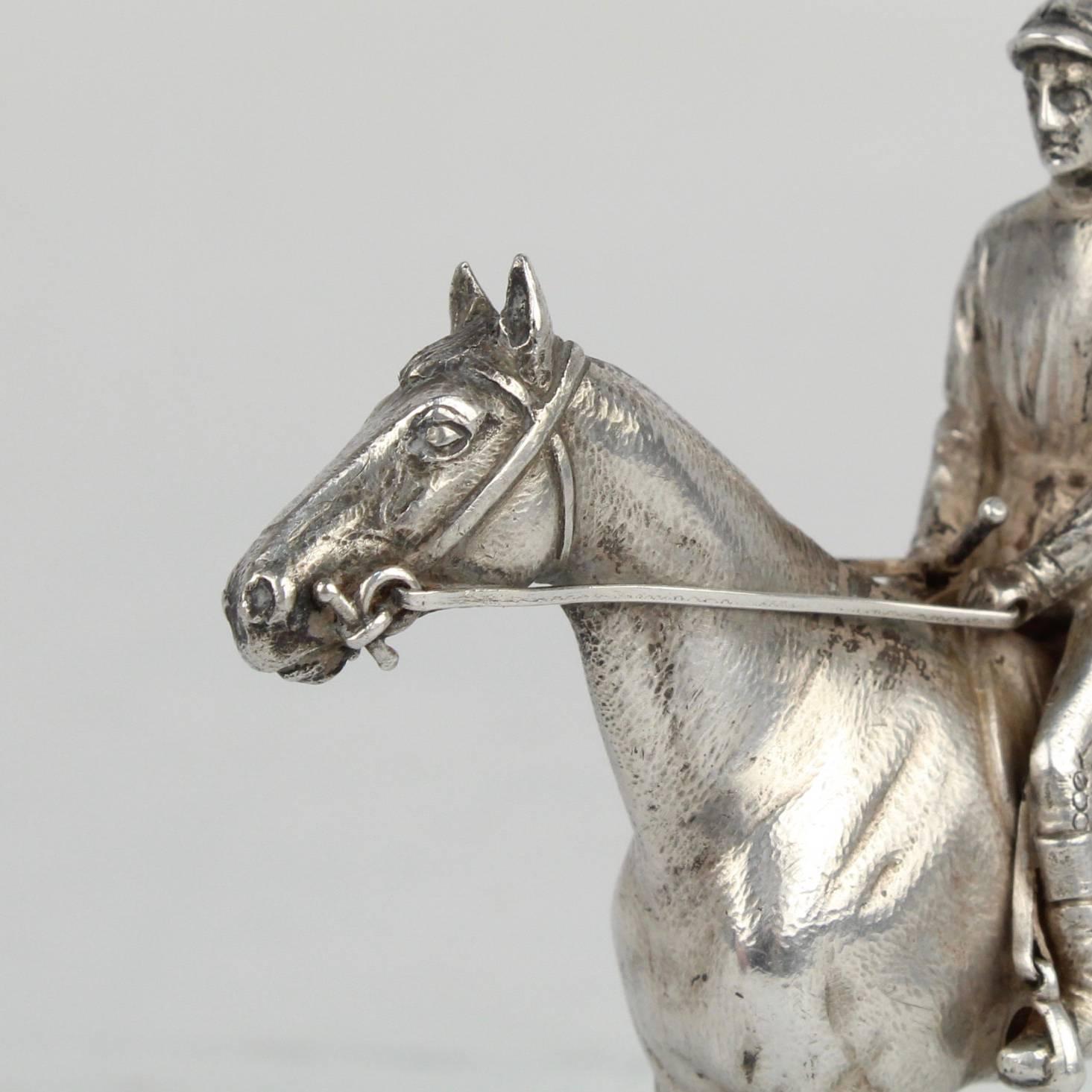 Sculpture équestre de course de chevaux en argent finement moulée et miniature en vente 3