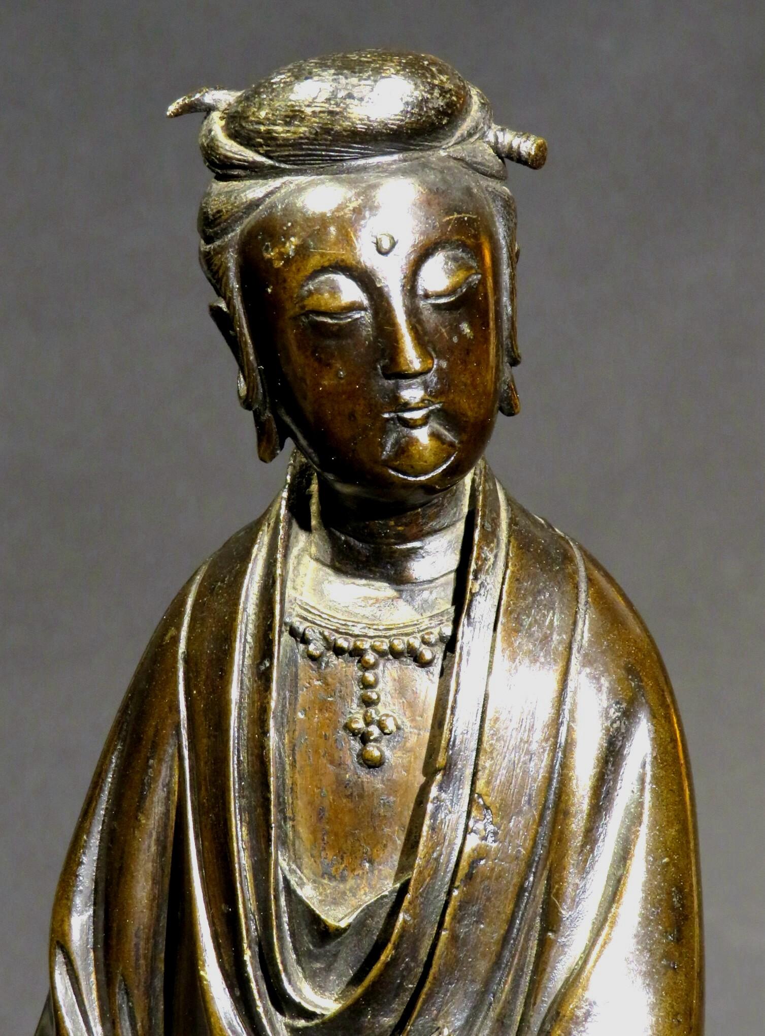 Qing A Finely Cast Standing Bronze Figure of Guanyin, 17th / 18th Century en vente