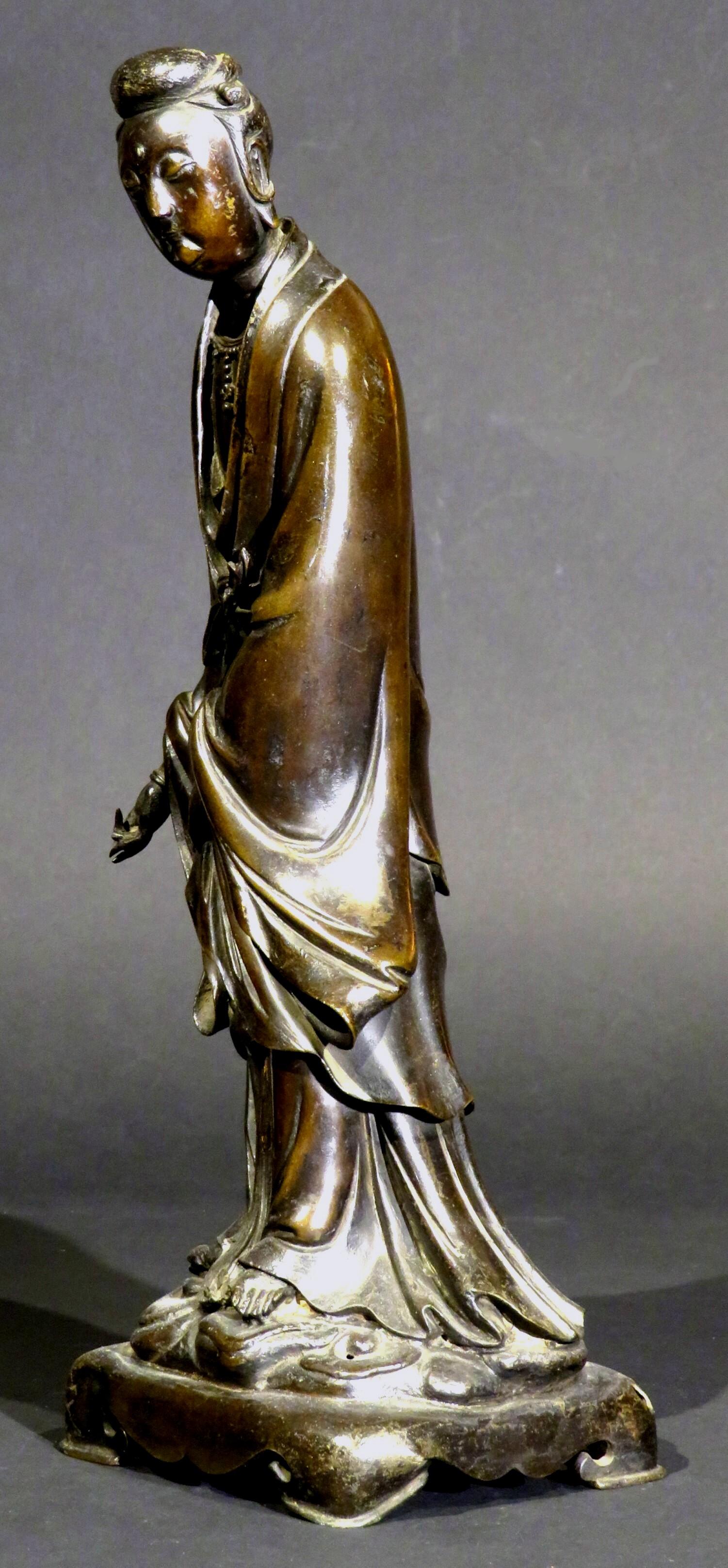 Chinois A Finely Cast Standing Bronze Figure of Guanyin, 17th / 18th Century en vente