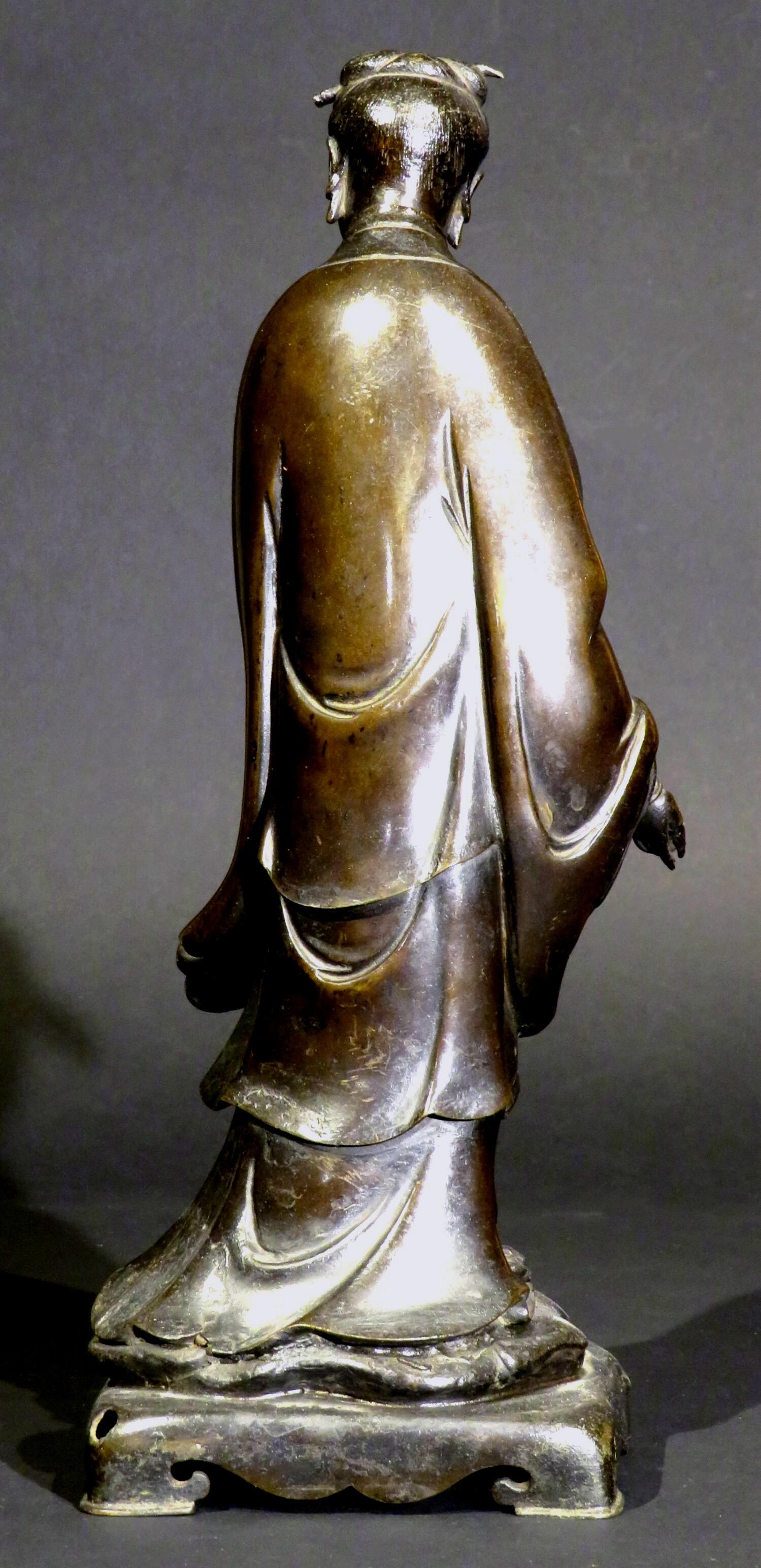 Moulage A Finely Cast Standing Bronze Figure of Guanyin, 17th / 18th Century en vente