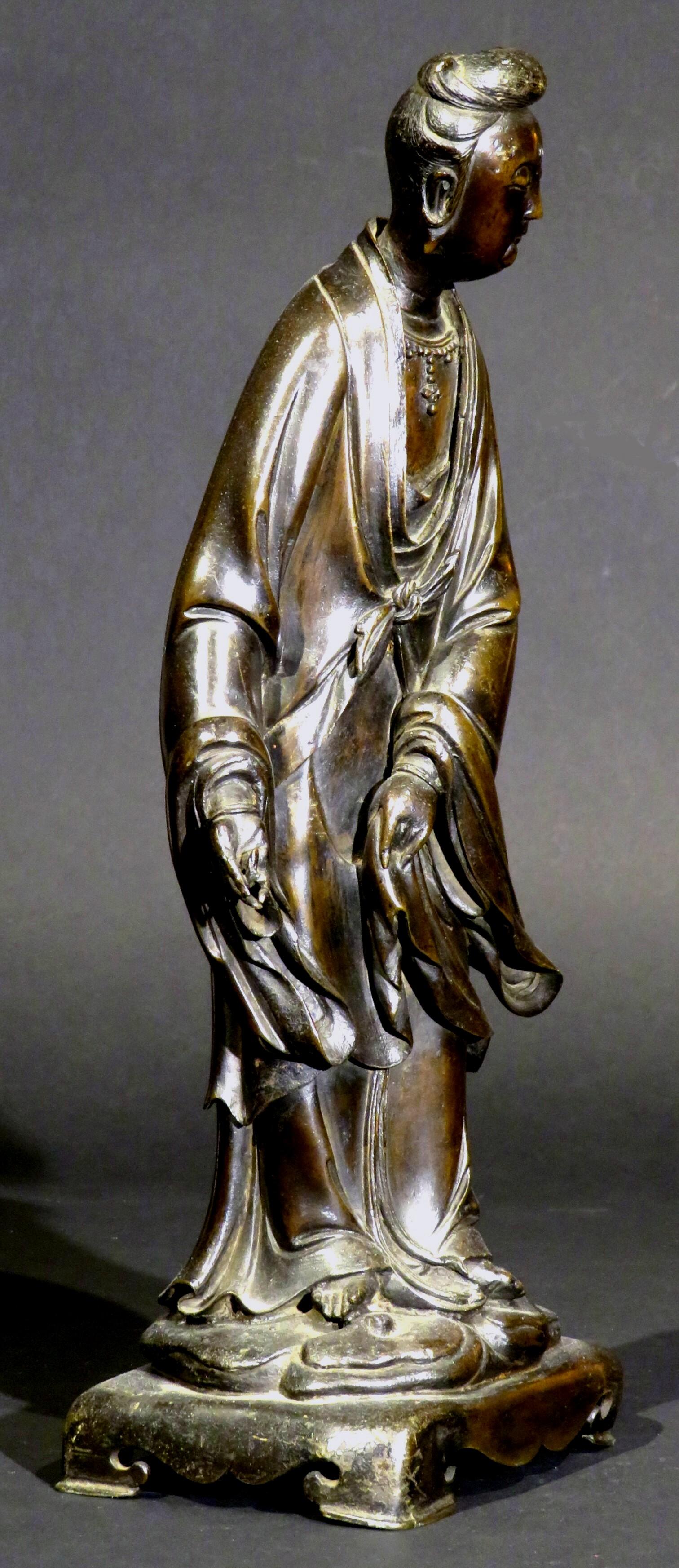 A Finely Cast Standing Bronze Figure of Guanyin, 17th / 18th Century Bon état - En vente à Ottawa, Ontario