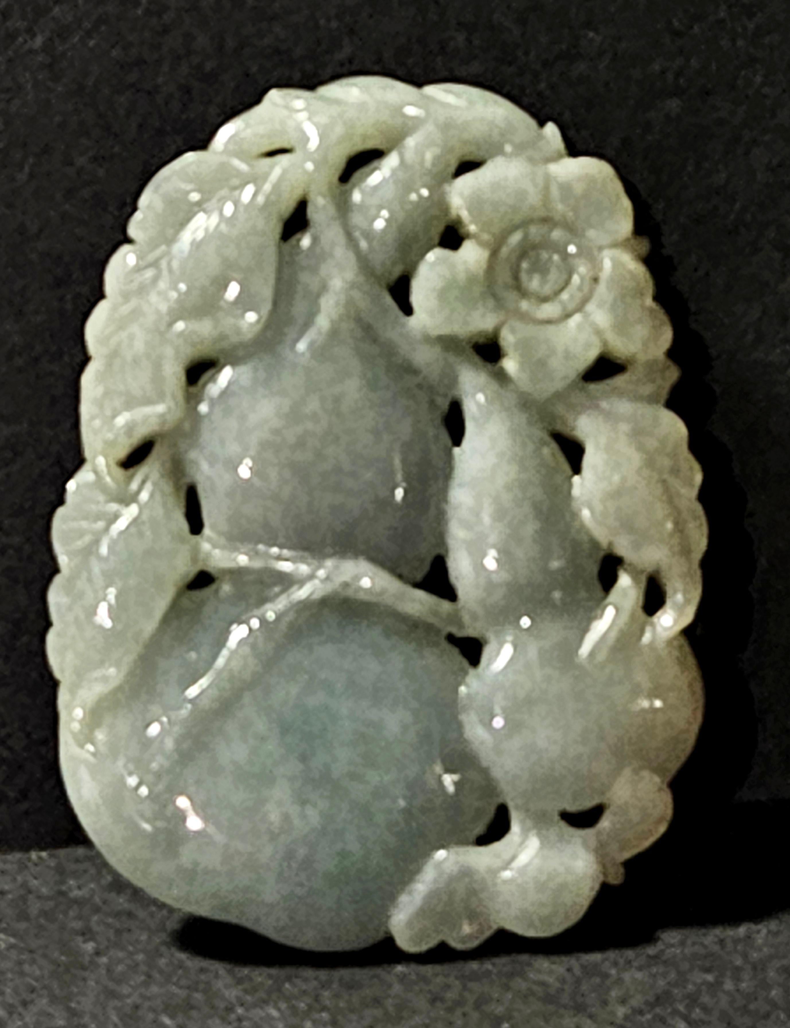 Pendentif en jadéite chinoise du MEAN, finement sculpté, représentant deux doubles courges avec des fleurs, signifiant 