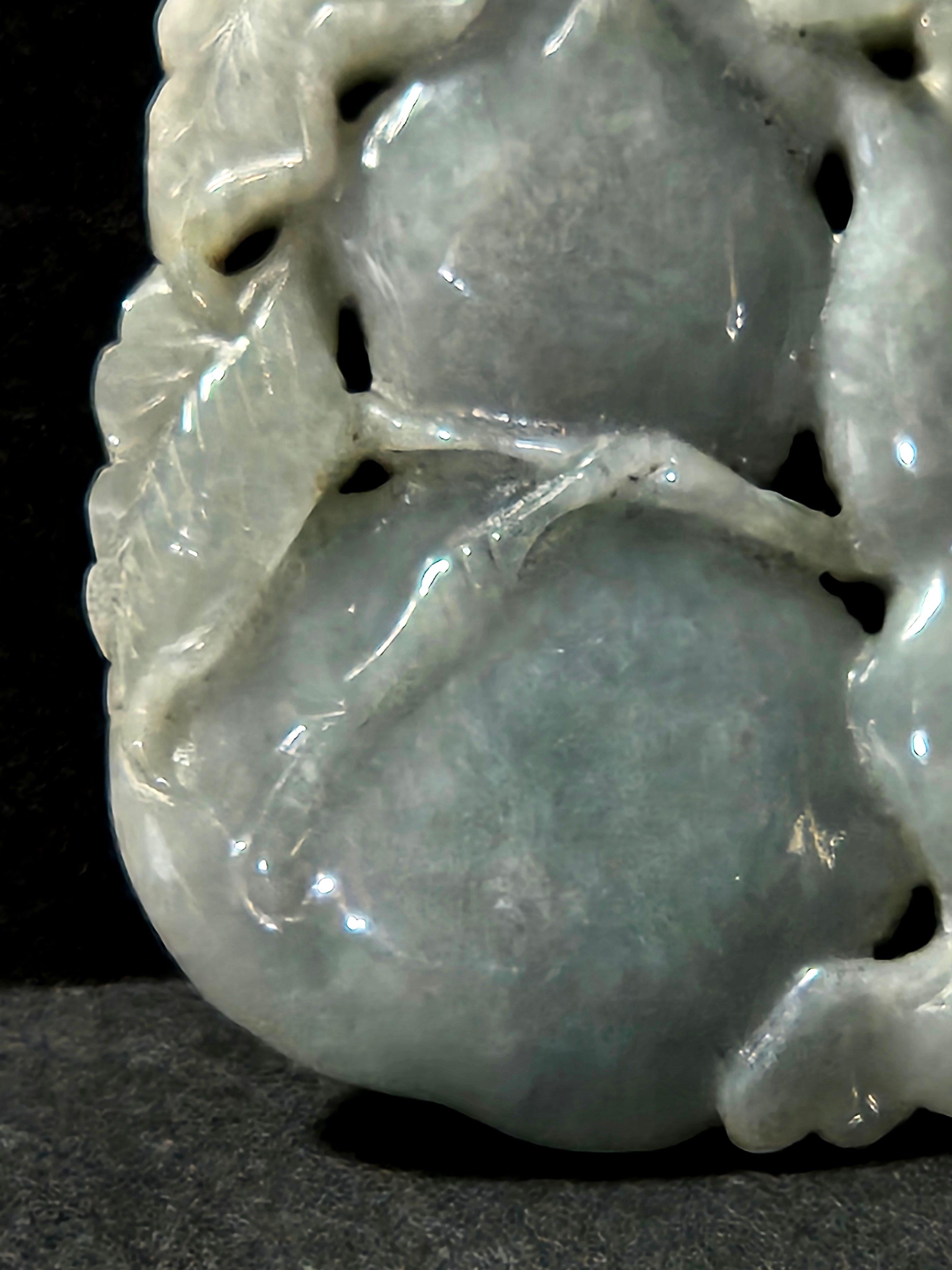 Autre Pendentif en jadéite du Myanmar finement sculpté à la main Ric#008 en vente