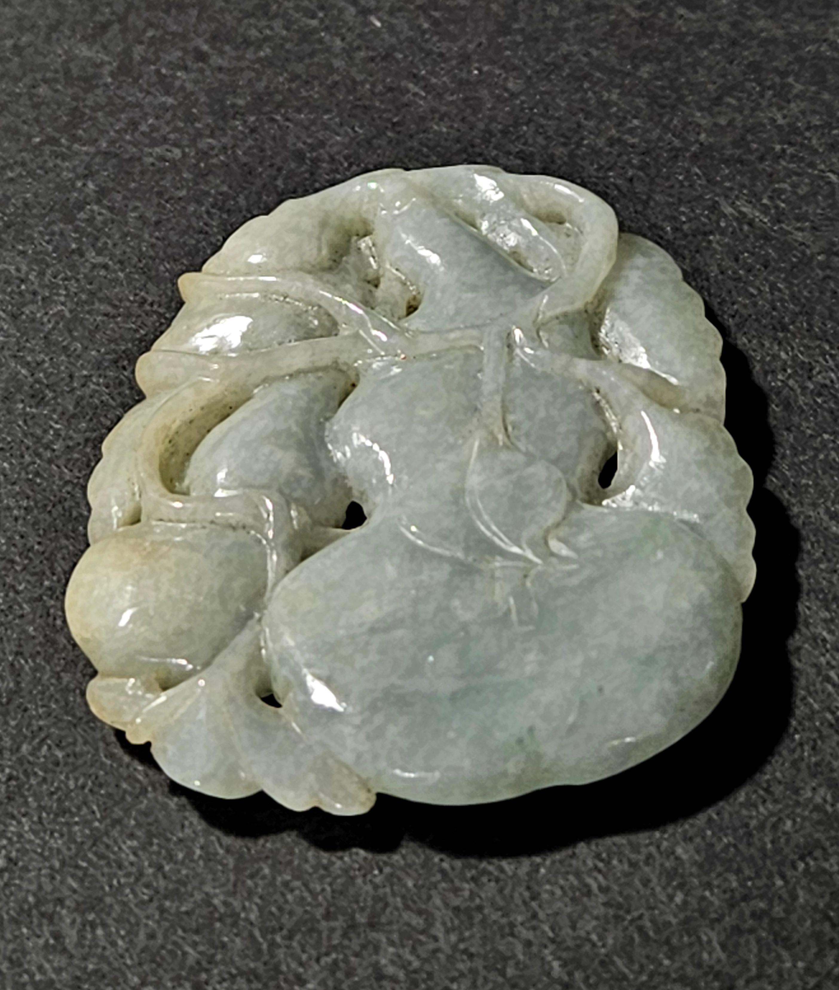 Chinois Pendentif en jadéite du Myanmar finement sculpté à la main Ric#008 en vente