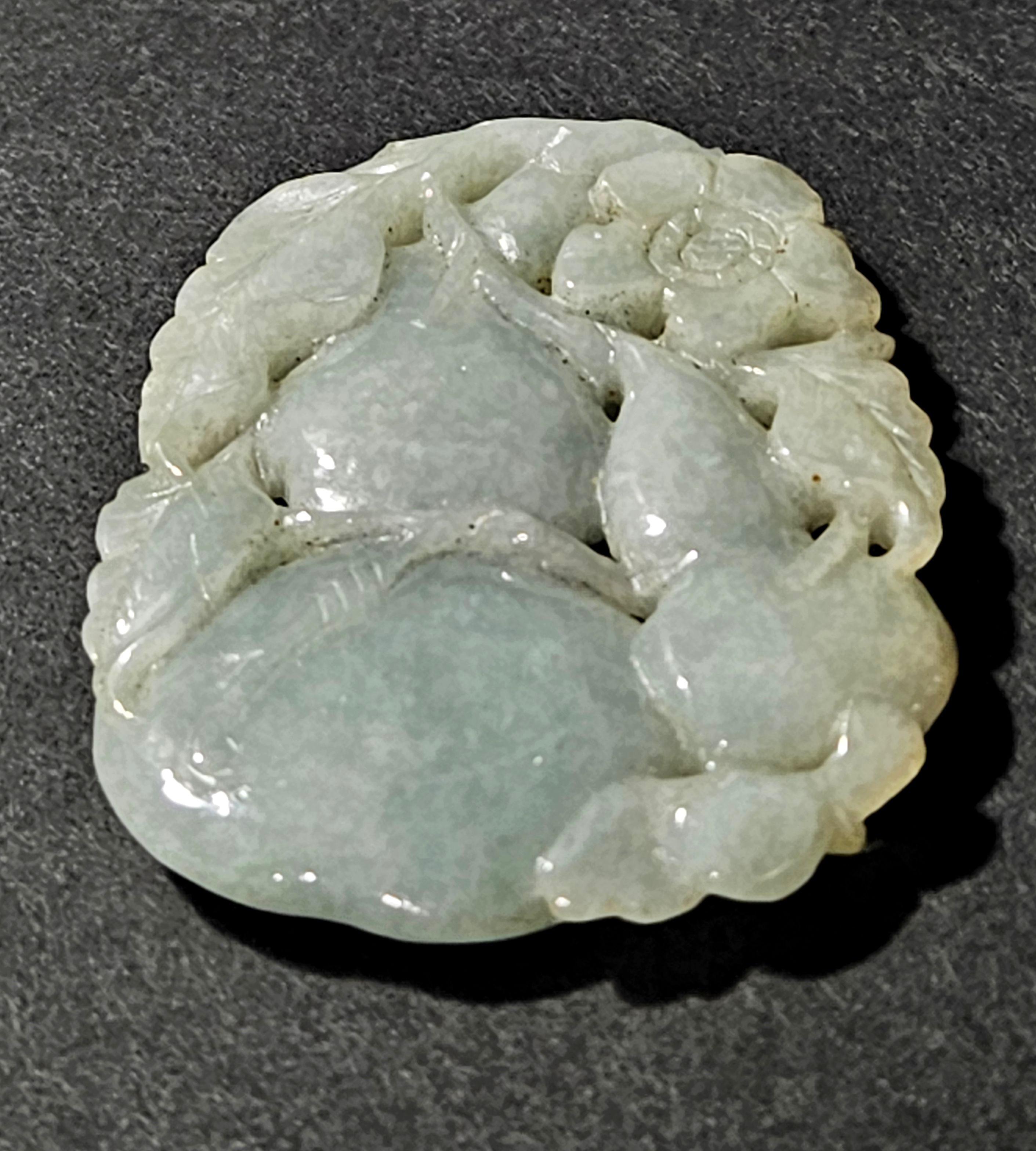 Sculpté à la main Pendentif en jadéite du Myanmar finement sculpté à la main Ric#008 en vente