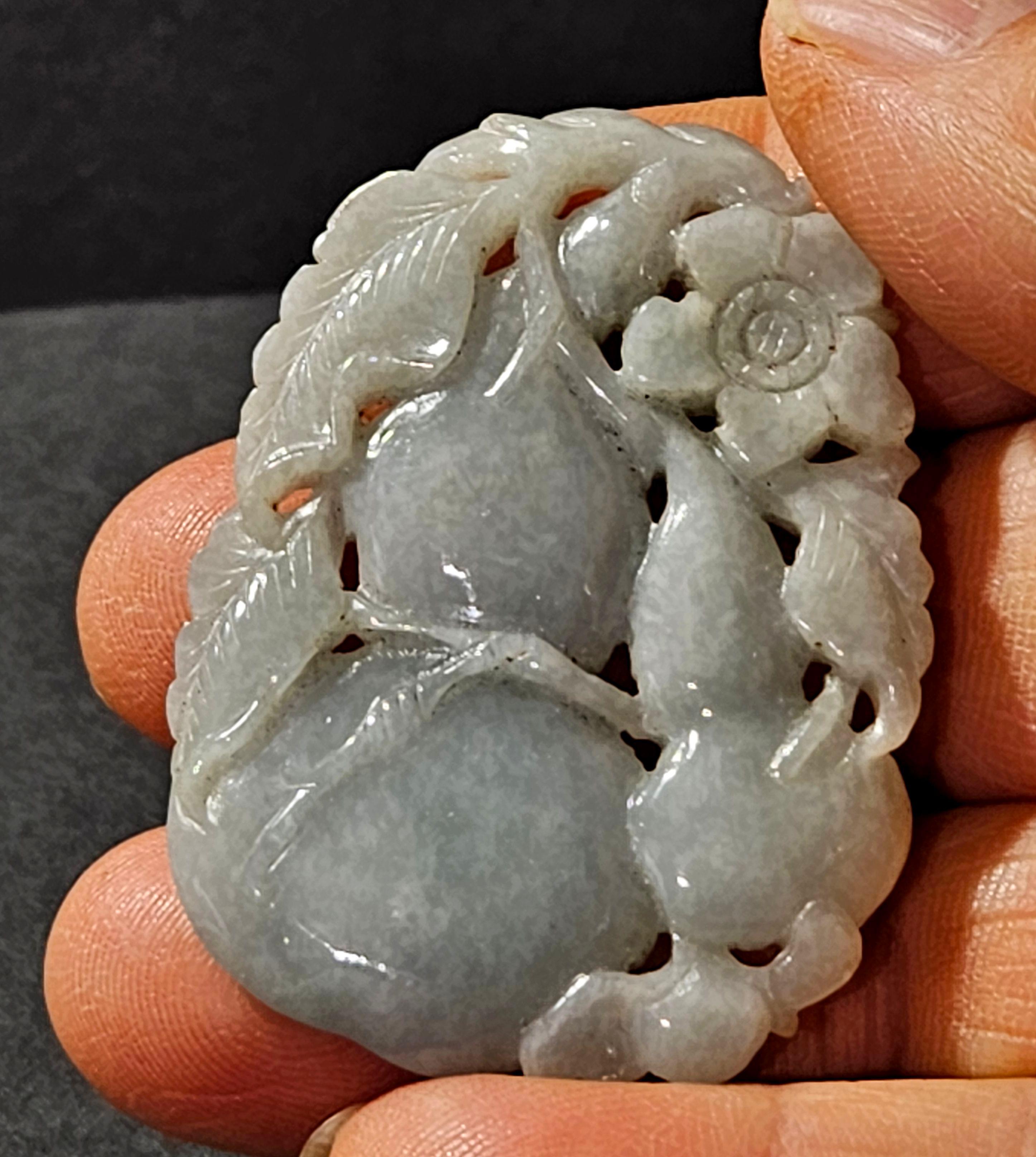 Pendentif en jadéite du Myanmar finement sculpté à la main Ric#008 Excellent état - En vente à Norton, MA