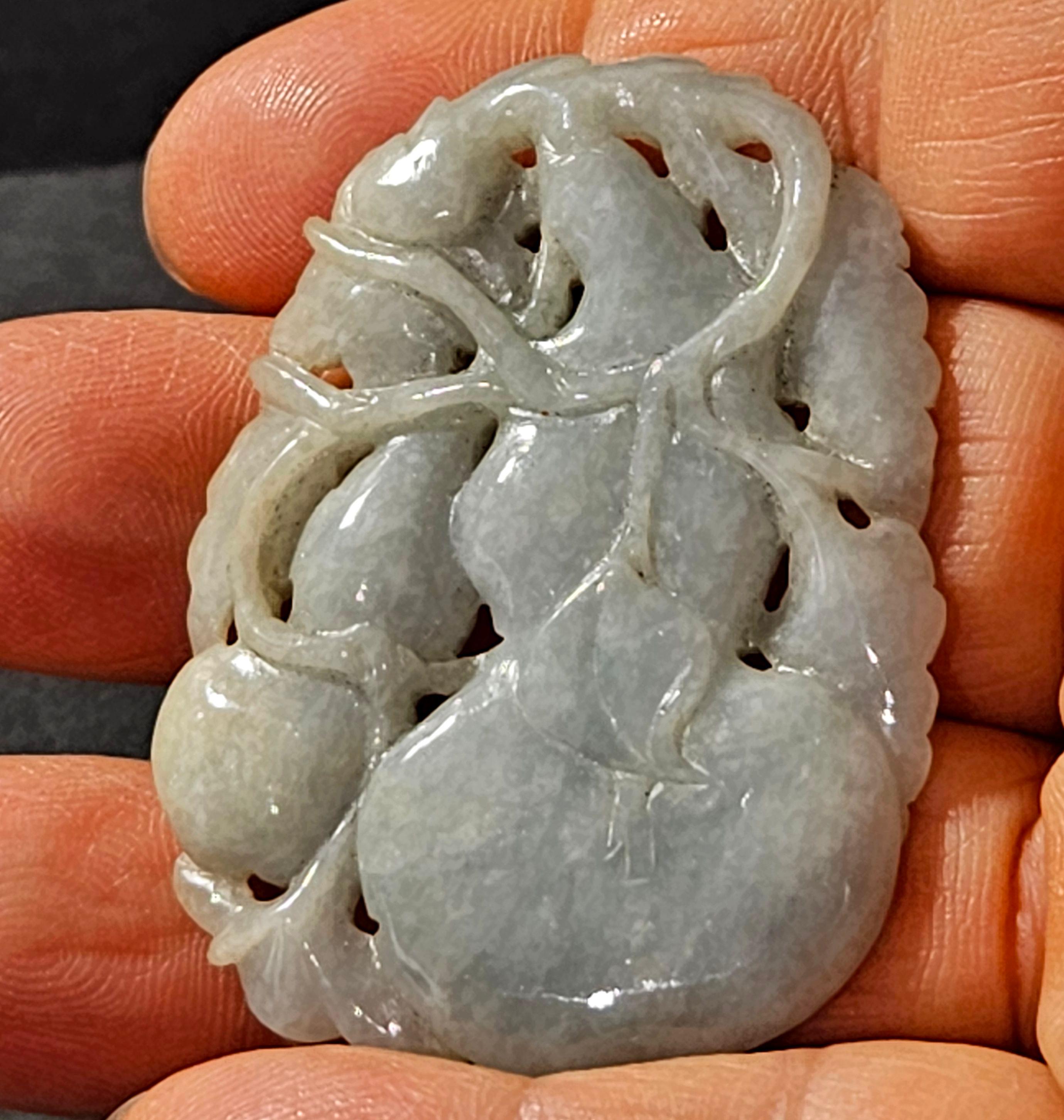 20ième siècle Pendentif en jadéite du Myanmar finement sculpté à la main Ric#008 en vente