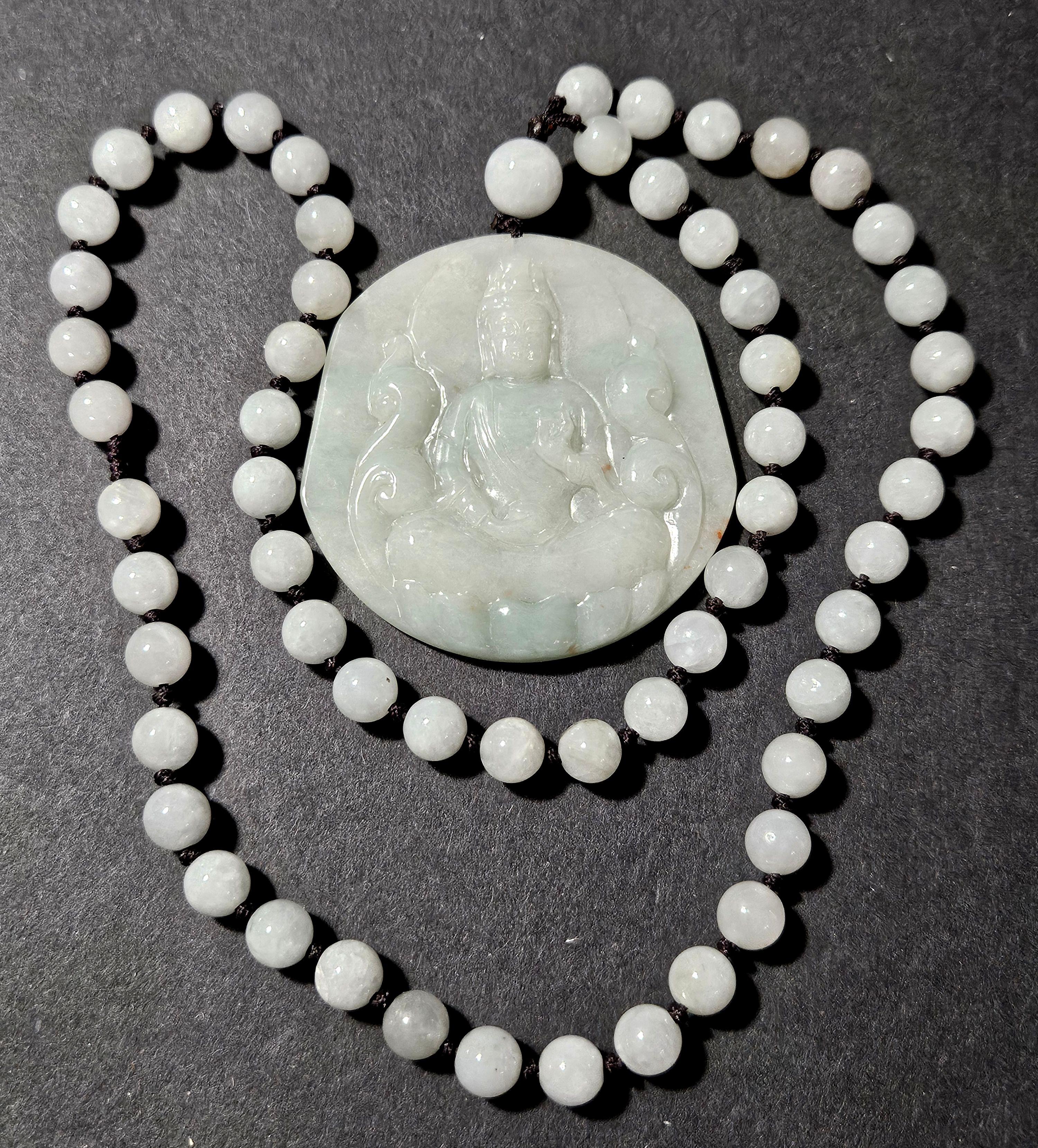 Pendentif en jadéite naturelle du Myanmar Ric#JD006 finement sculpté à la main dans la boîte en bois, représentant une sculpture en relief avec le statut de 