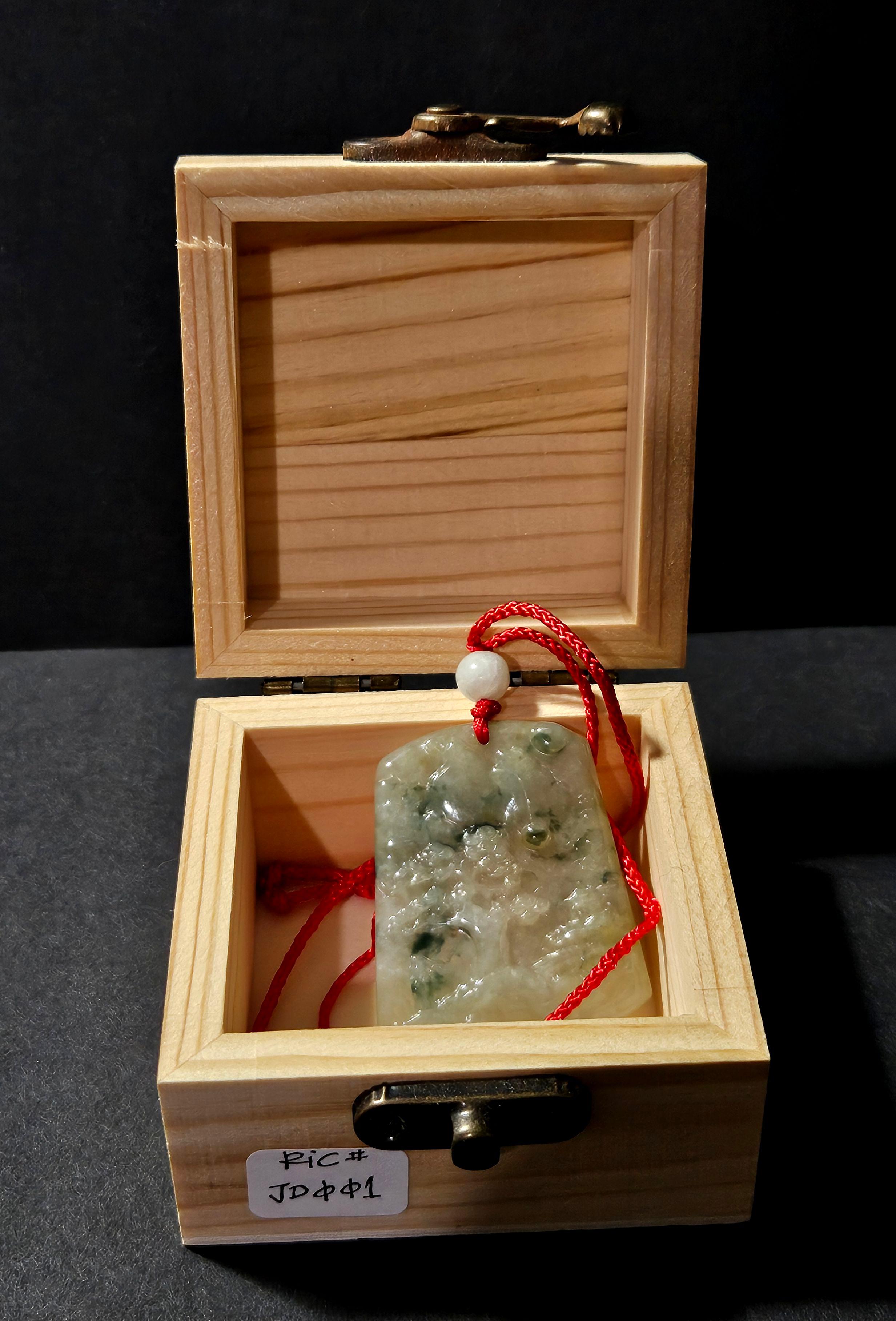 Pendentif en jadéite naturelle du Myanmar finement sculptée à la main Ric#JD001 en vente 4