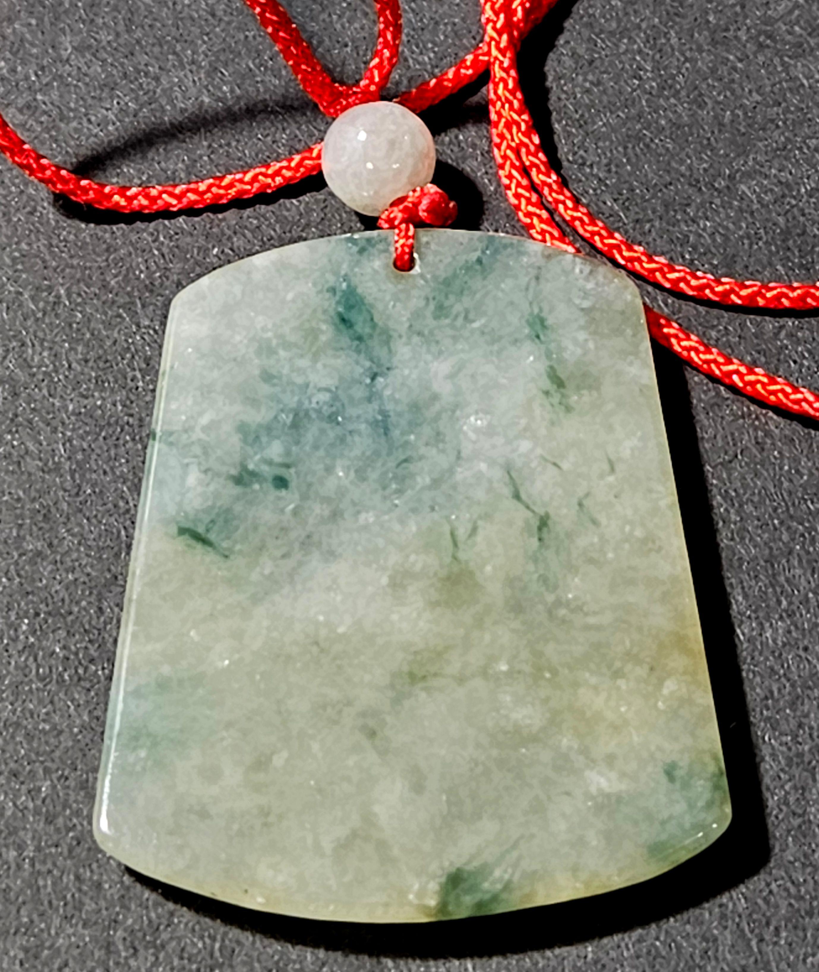 Sculpté à la main Pendentif en jadéite naturelle du Myanmar finement sculptée à la main Ric#JD002 en vente