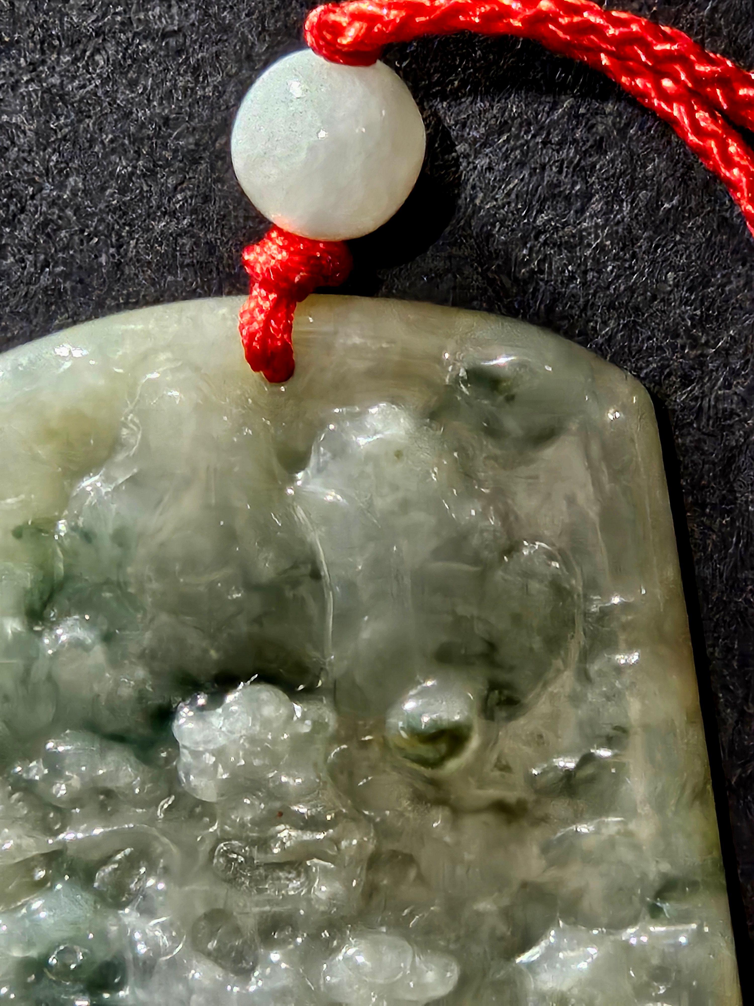 Sculpté à la main Pendentif en jadéite naturelle du Myanmar finement sculptée à la main Ric#JD001 en vente