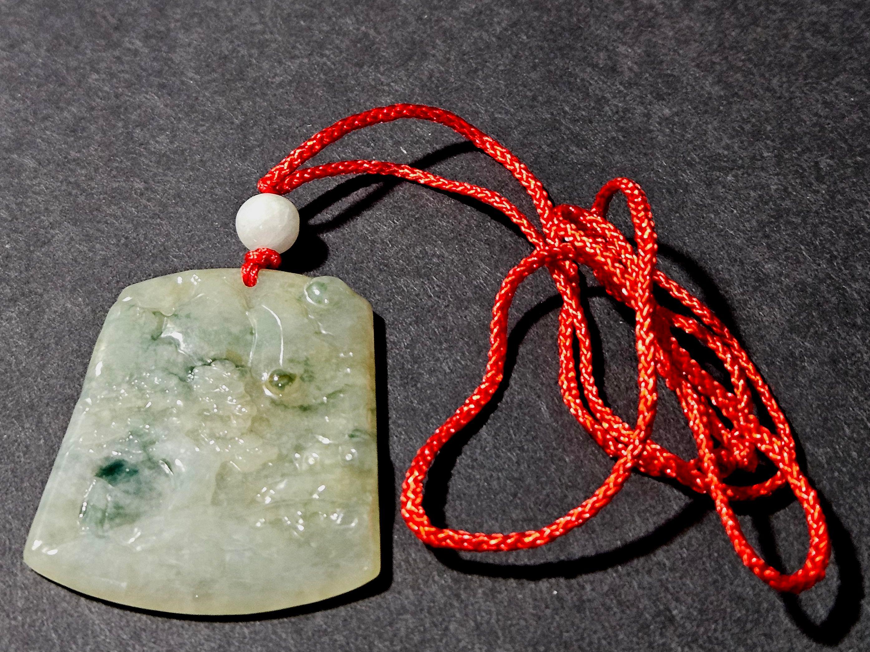 Pendentif en jadéite naturelle du Myanmar finement sculptée à la main Ric#JD001 Excellent état - En vente à Norton, MA