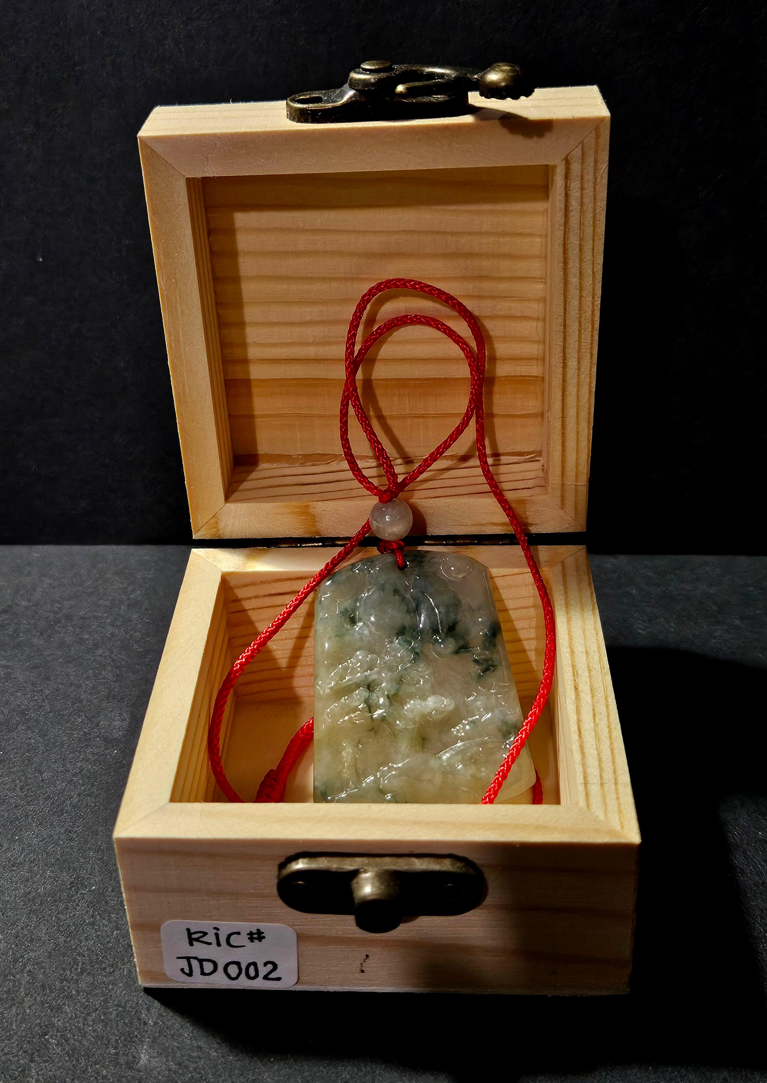 Jade Pendentif en jadéite naturelle du Myanmar finement sculptée à la main Ric#JD002 en vente