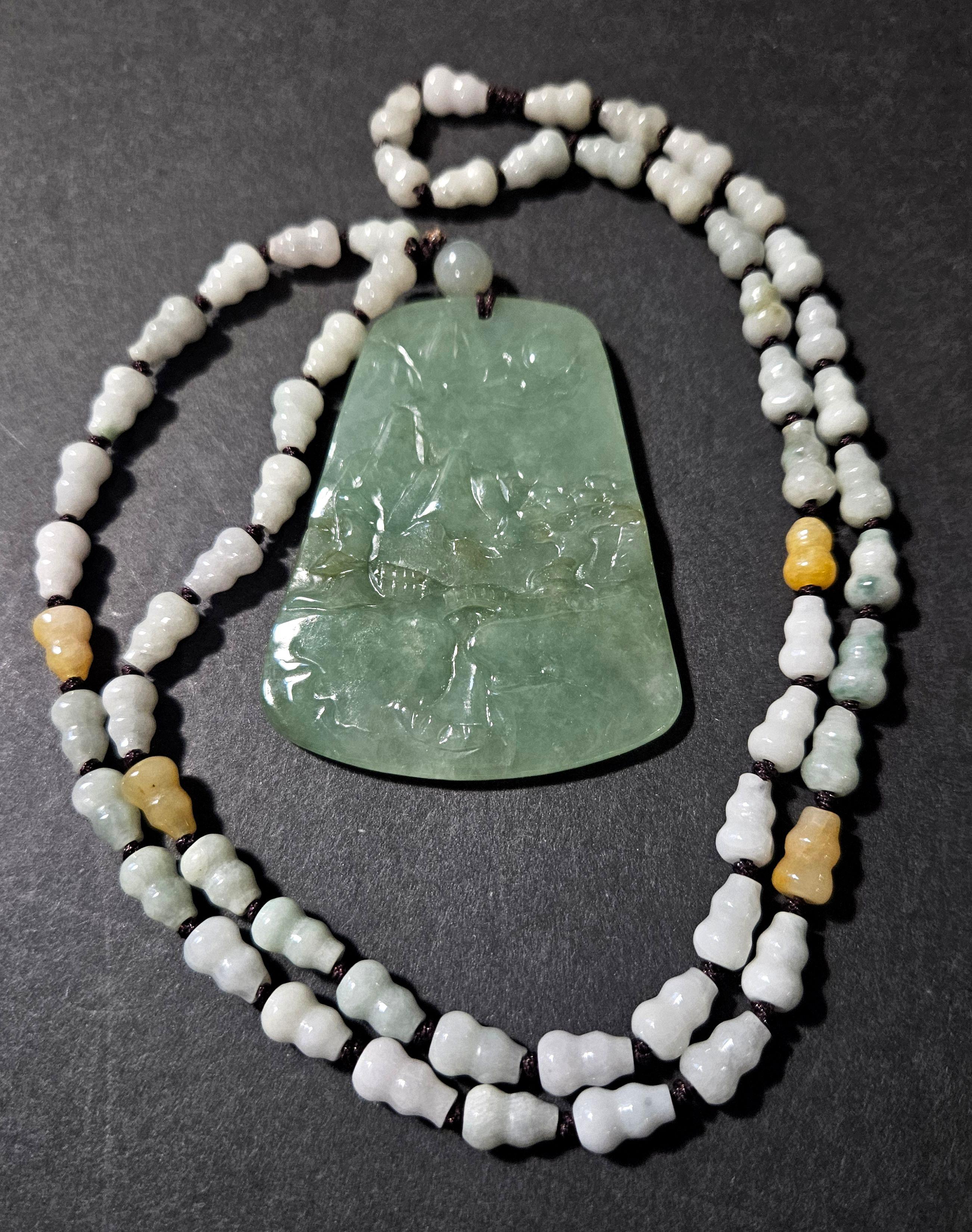 Eine fein chinesische Hand geschnitzt natürlichen Myanmar Jadeit Anhänger Ric # JD006 in der Holzkiste, die ein Relief Schnitzerei mit dem Mountain Scene, der Berg, die Bäume, die Brücke, die Felsen, und der Strom darzustellen. Die Farben scheinen