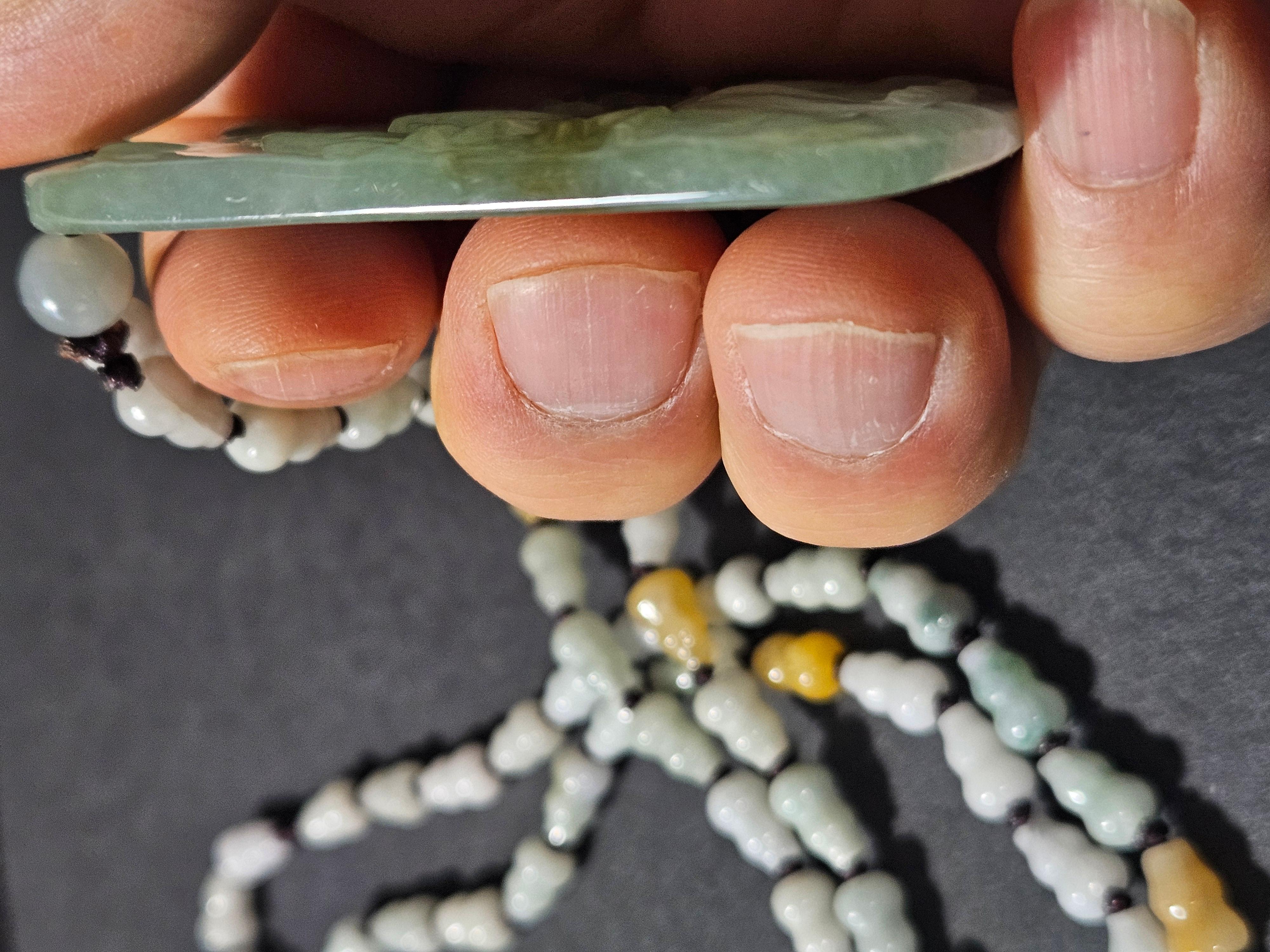 Eine fein chinesische Hand geschnitzt natürlichen Myanmar Jadeit Anhänger Ric # JD007 (20. Jahrhundert) im Angebot