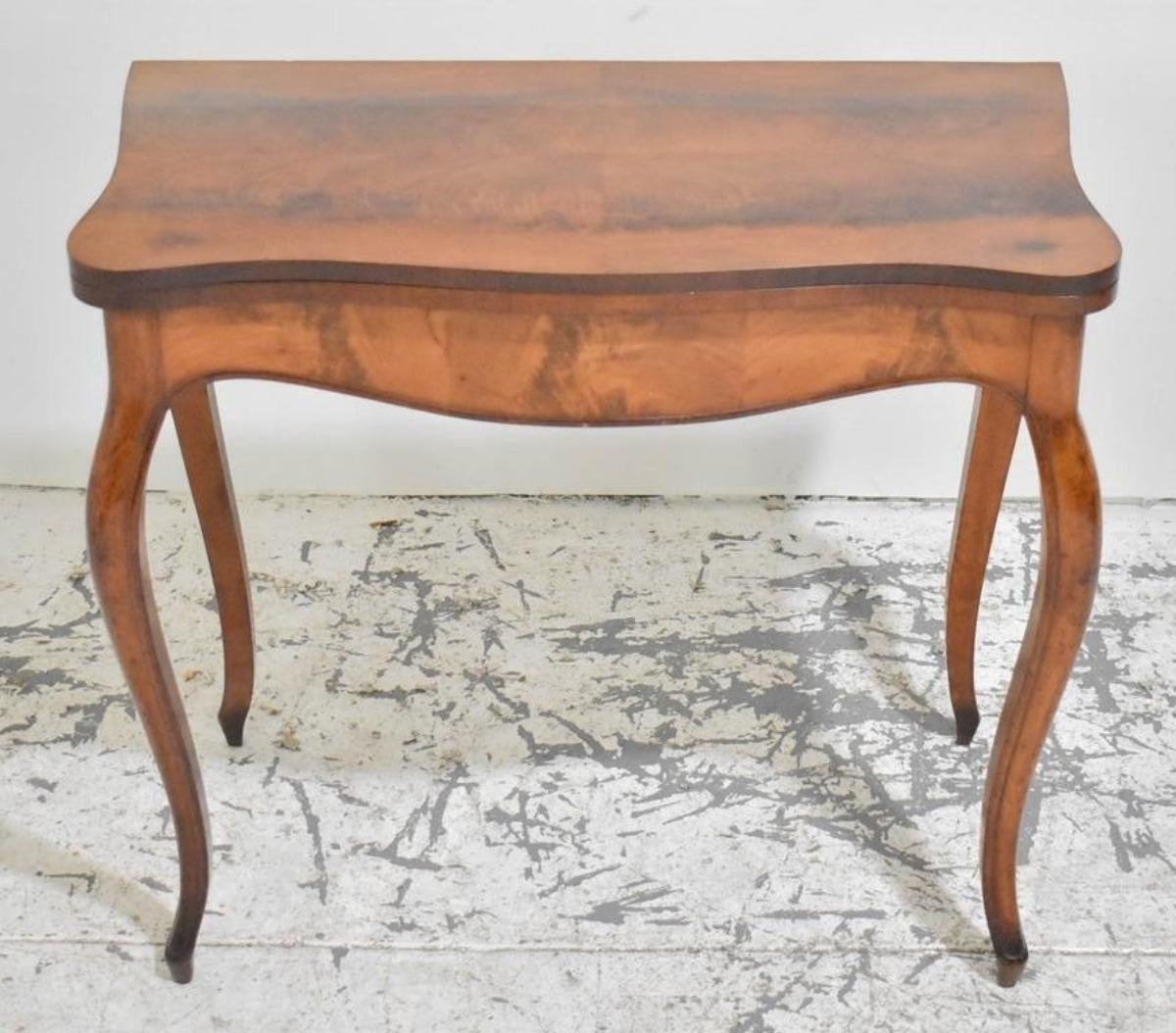 Finely Crafted Tea / Game Fold-Over Card Occasional Table In Excellent Condition In Bronx, NY