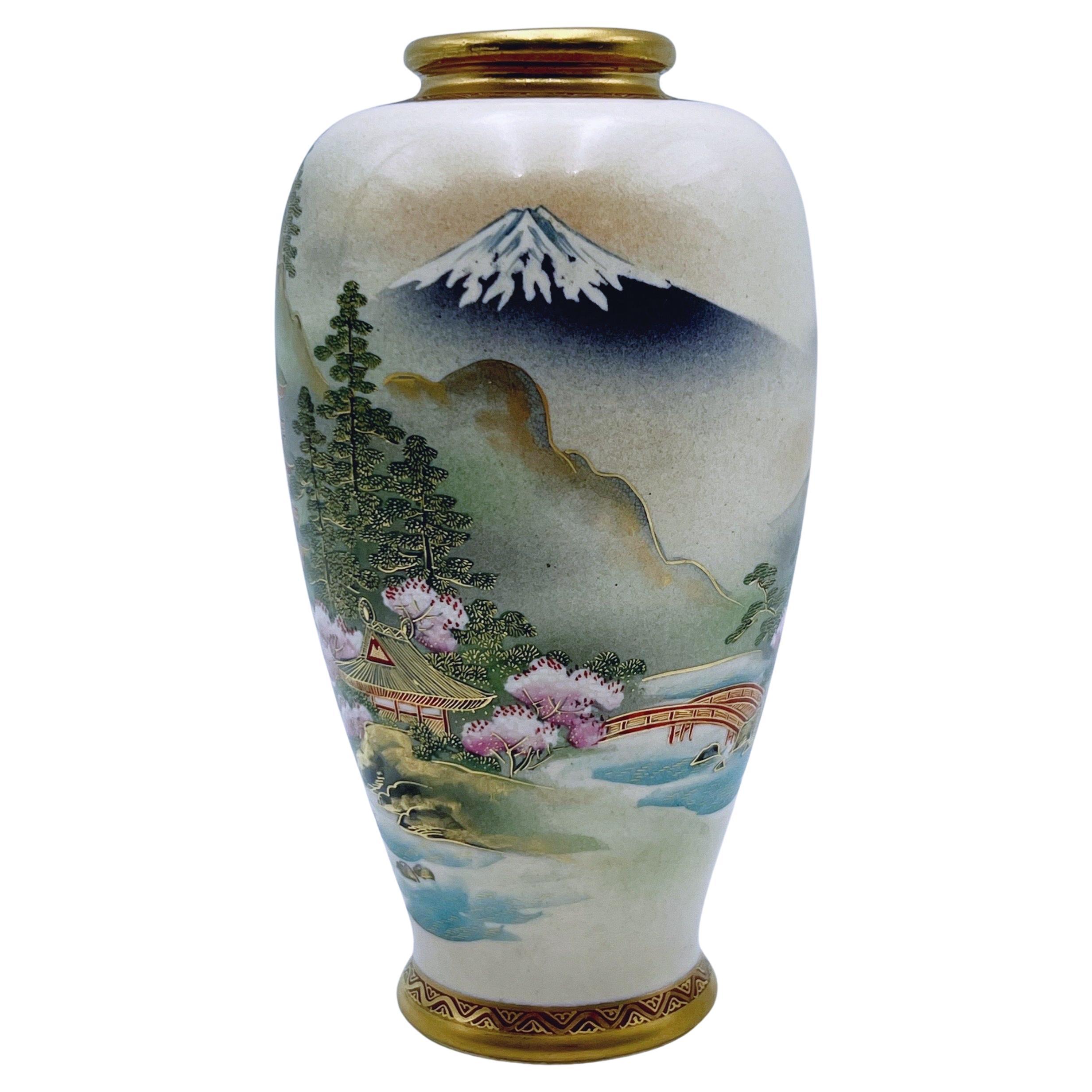 Vase antique japonais - vase en faïence de Satsuma finement décoré / peint à la main, datant de l'ère Meiji (1868-1912) ou de la fin du 19e/début du 20e siècle, représentant des temples dans un paysage de fjell et d'eau. Partiellement peinte à la