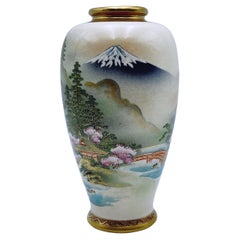 A finely-decorated Satsuma earthenware Vase, gold gilt, hand-painted, 18/1900s