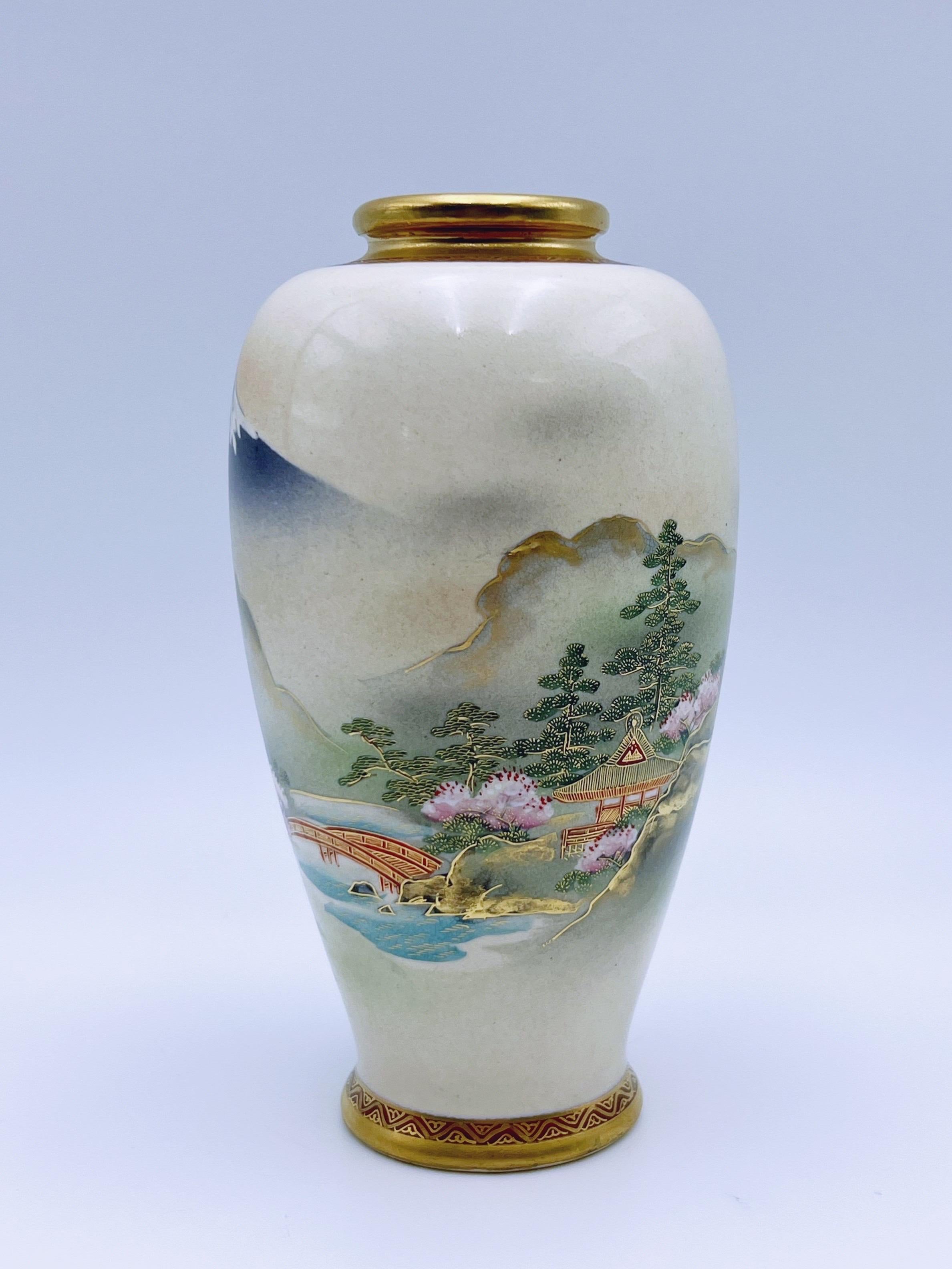 Japonais Vase en faïence de Satsuma finement décoré, doré à la main, 18/1900 en vente