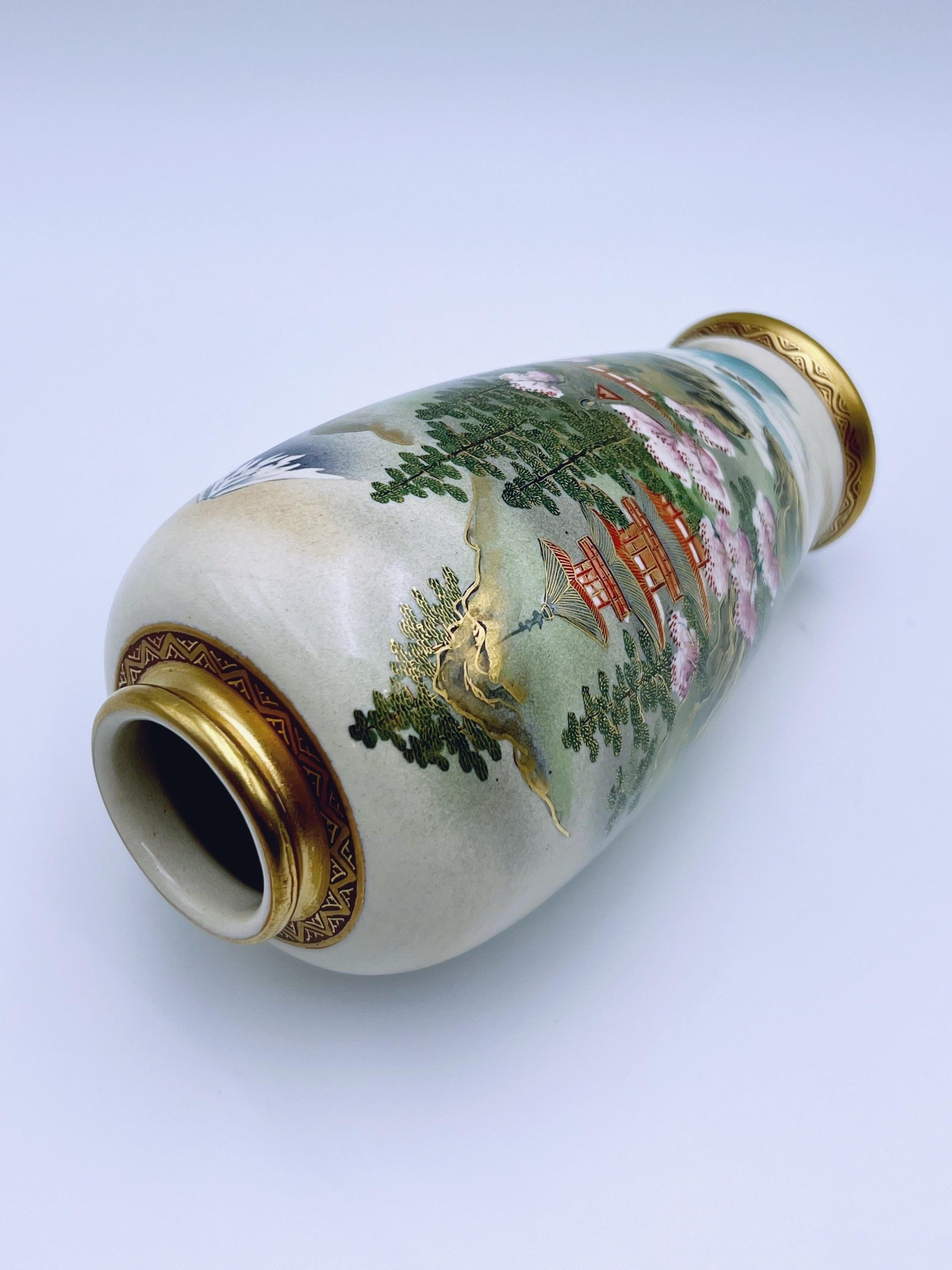 20ième siècle Vase en faïence de Satsuma finement décoré, doré à la main, 18/1900 en vente