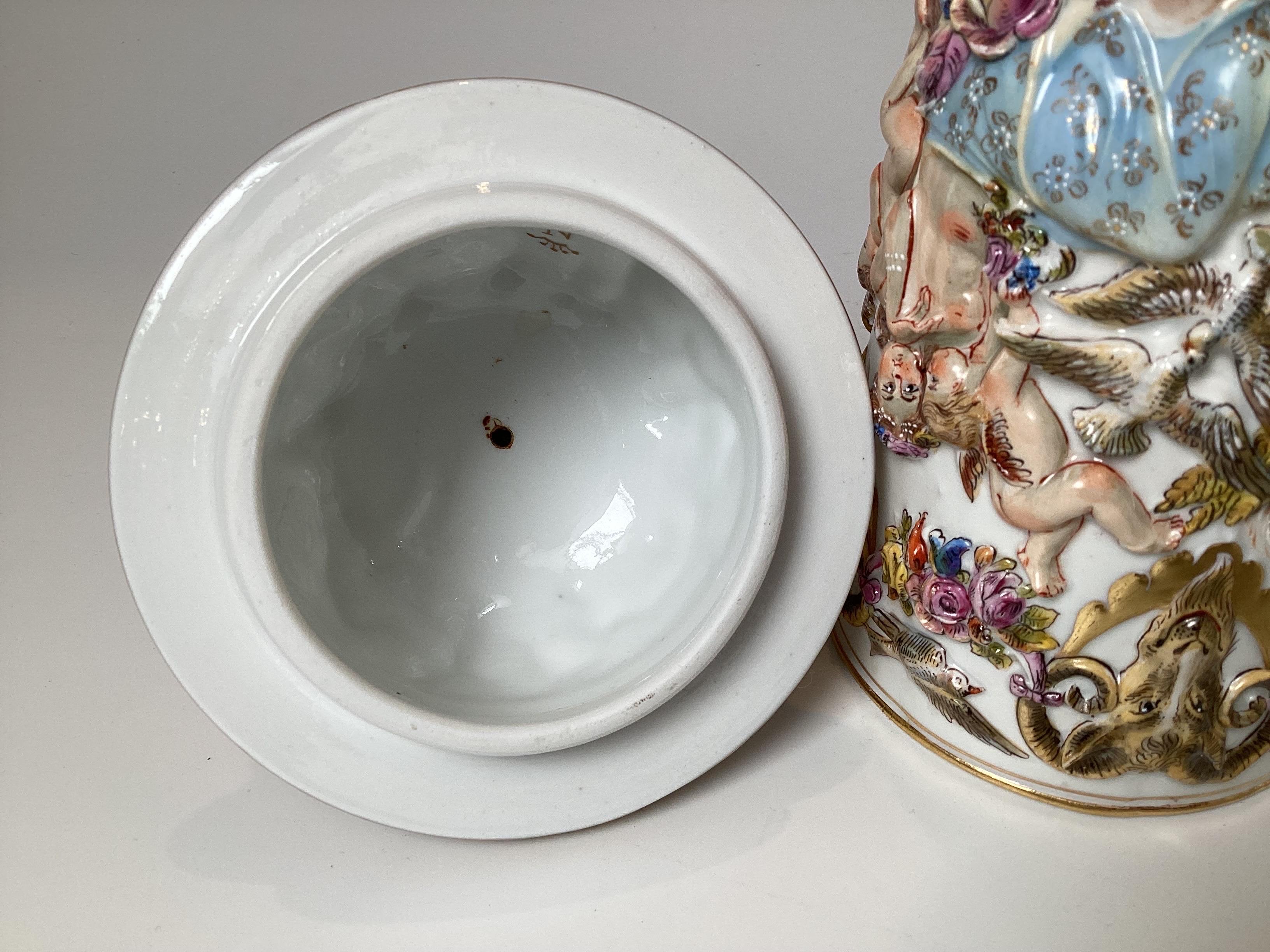 Ein feines Capodimonte  Bedeckte Urne, 19. Jahrhundert, Italien 4