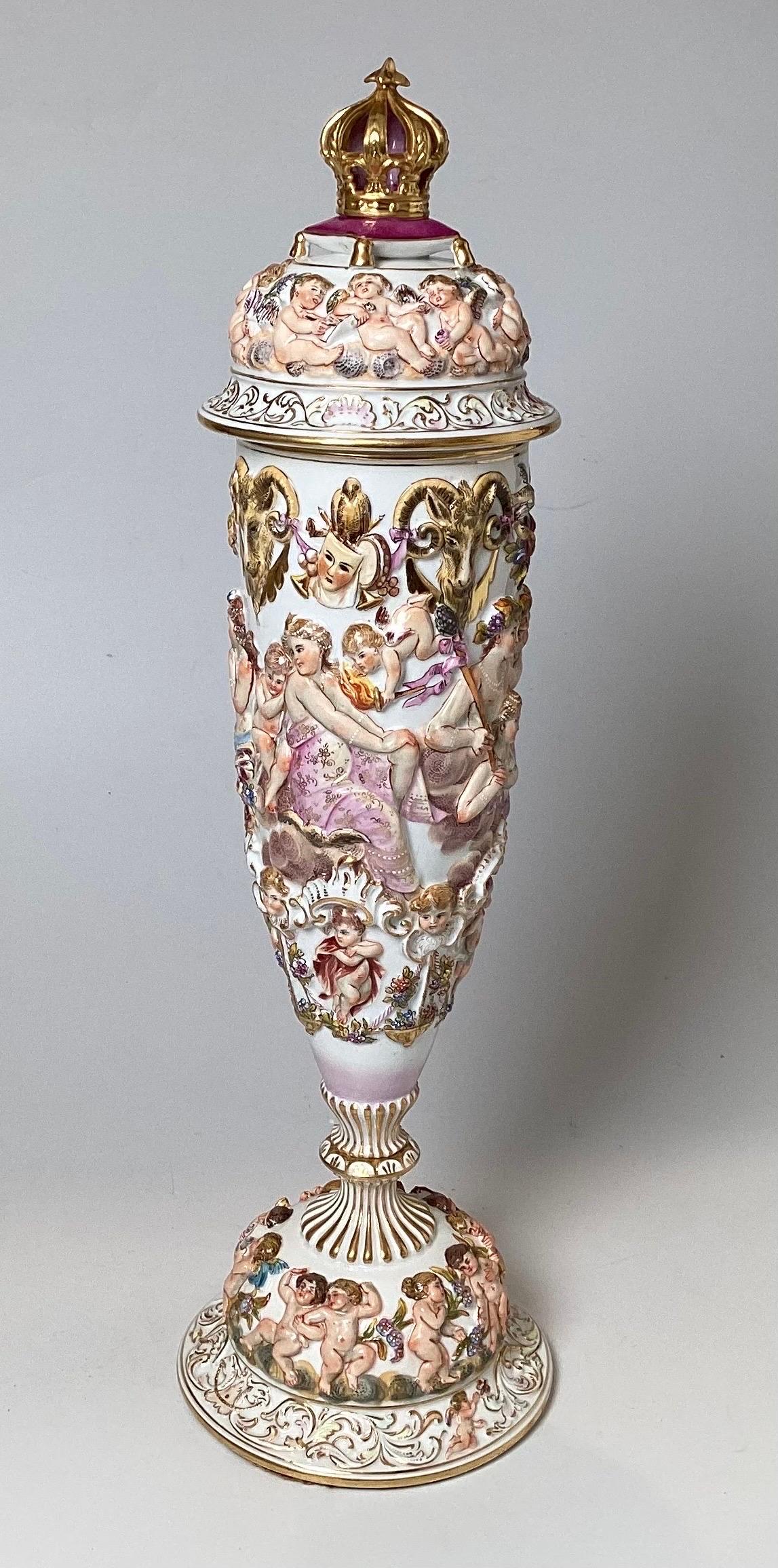 Ein feines Capodimonte  Bedeckte Urne, 19. Jahrhundert, Italien (Italienisch)