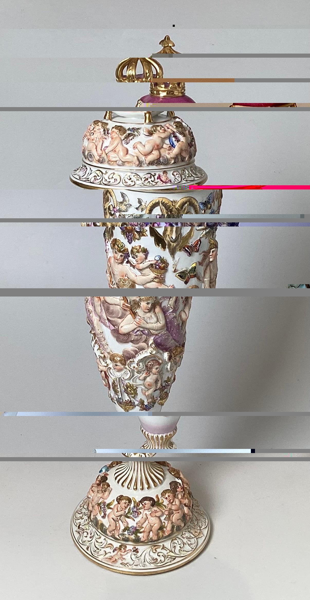 Ein feines Capodimonte  Bedeckte Urne, 19. Jahrhundert, Italien (Handbemalt)