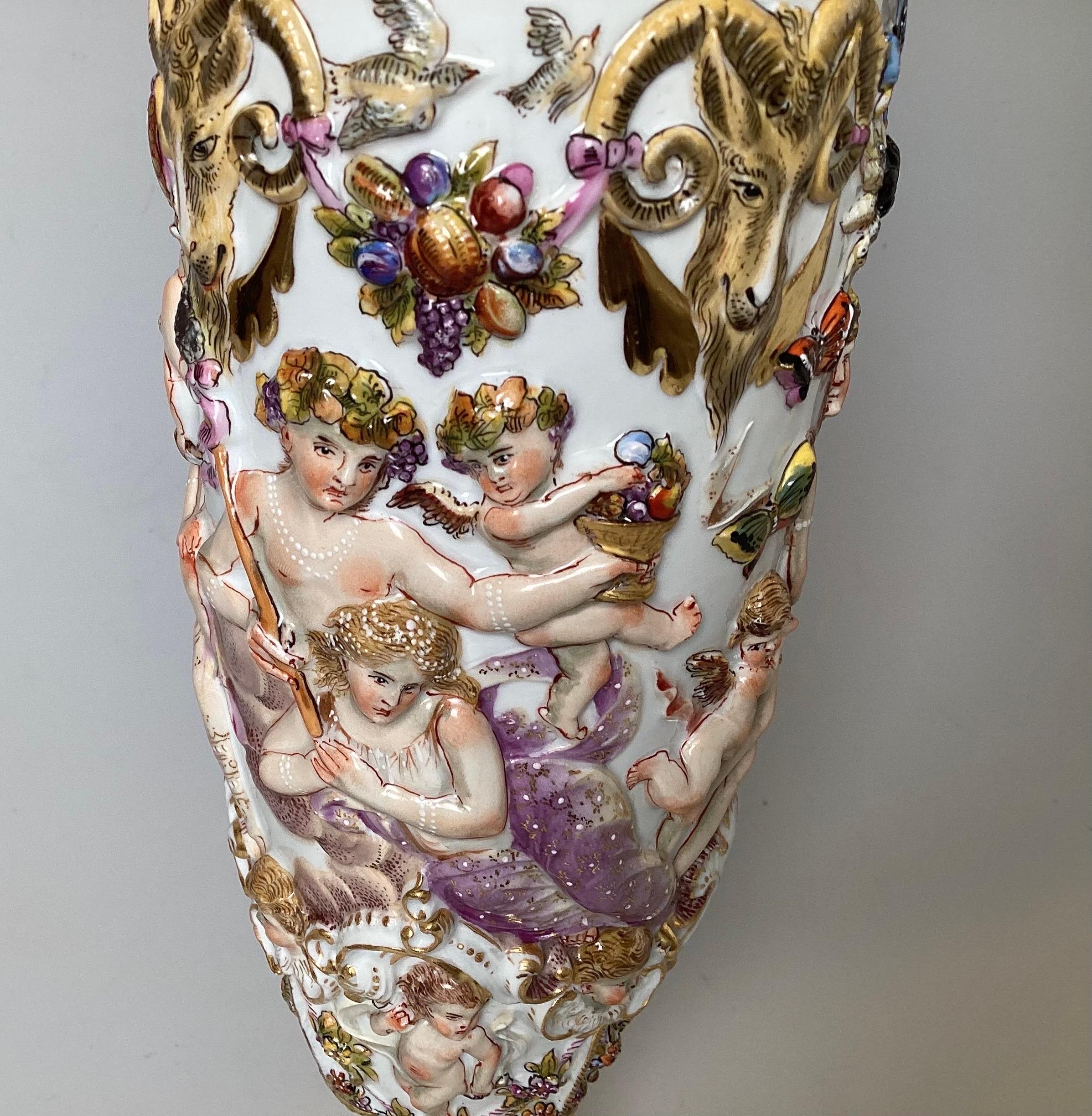 Ein feines Capodimonte  Bedeckte Urne, 19. Jahrhundert, Italien im Zustand „Hervorragend“ in Lambertville, NJ
