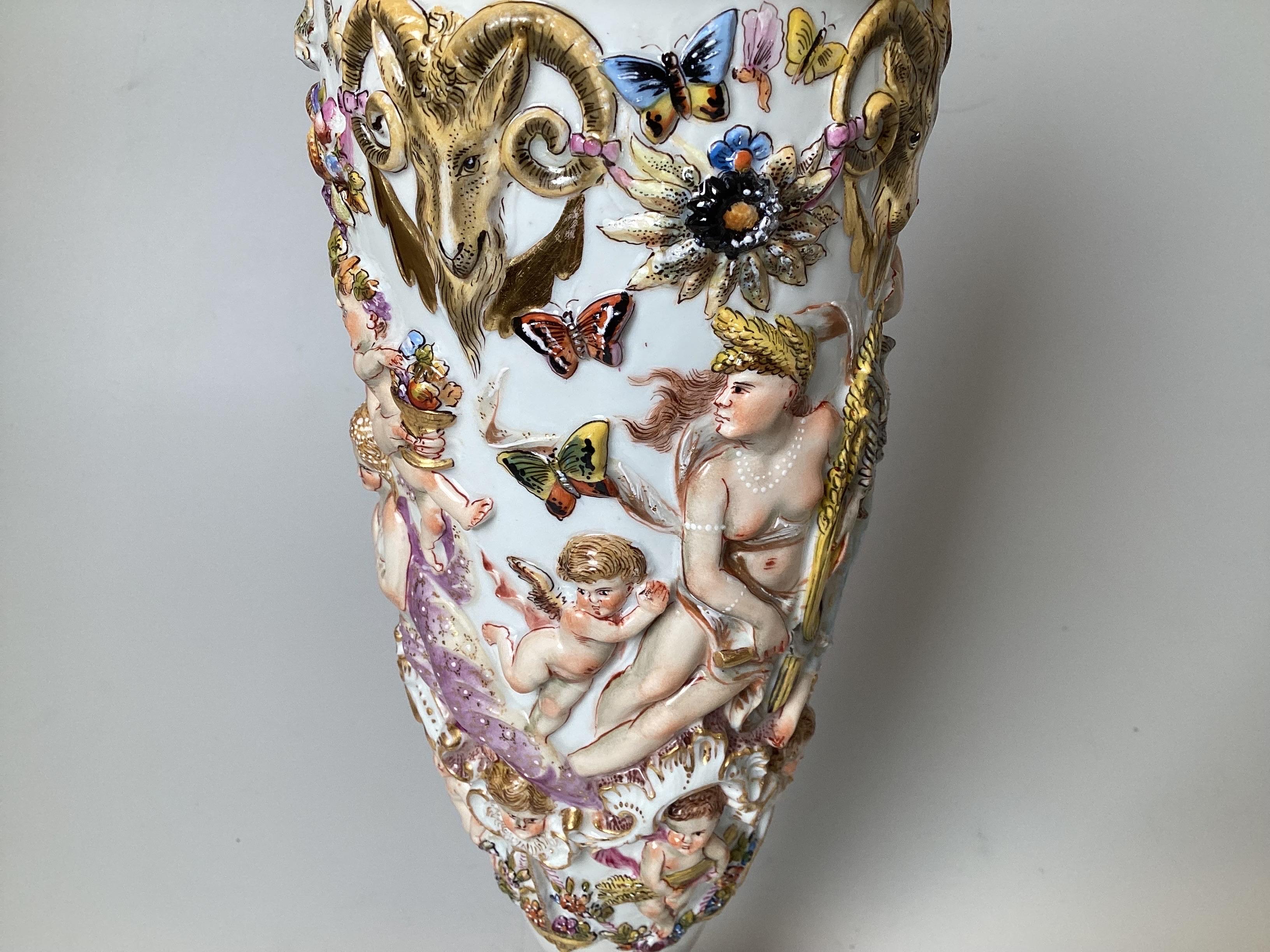 Ein feines Capodimonte  Bedeckte Urne, 19. Jahrhundert, Italien (Spätes 19. Jahrhundert)