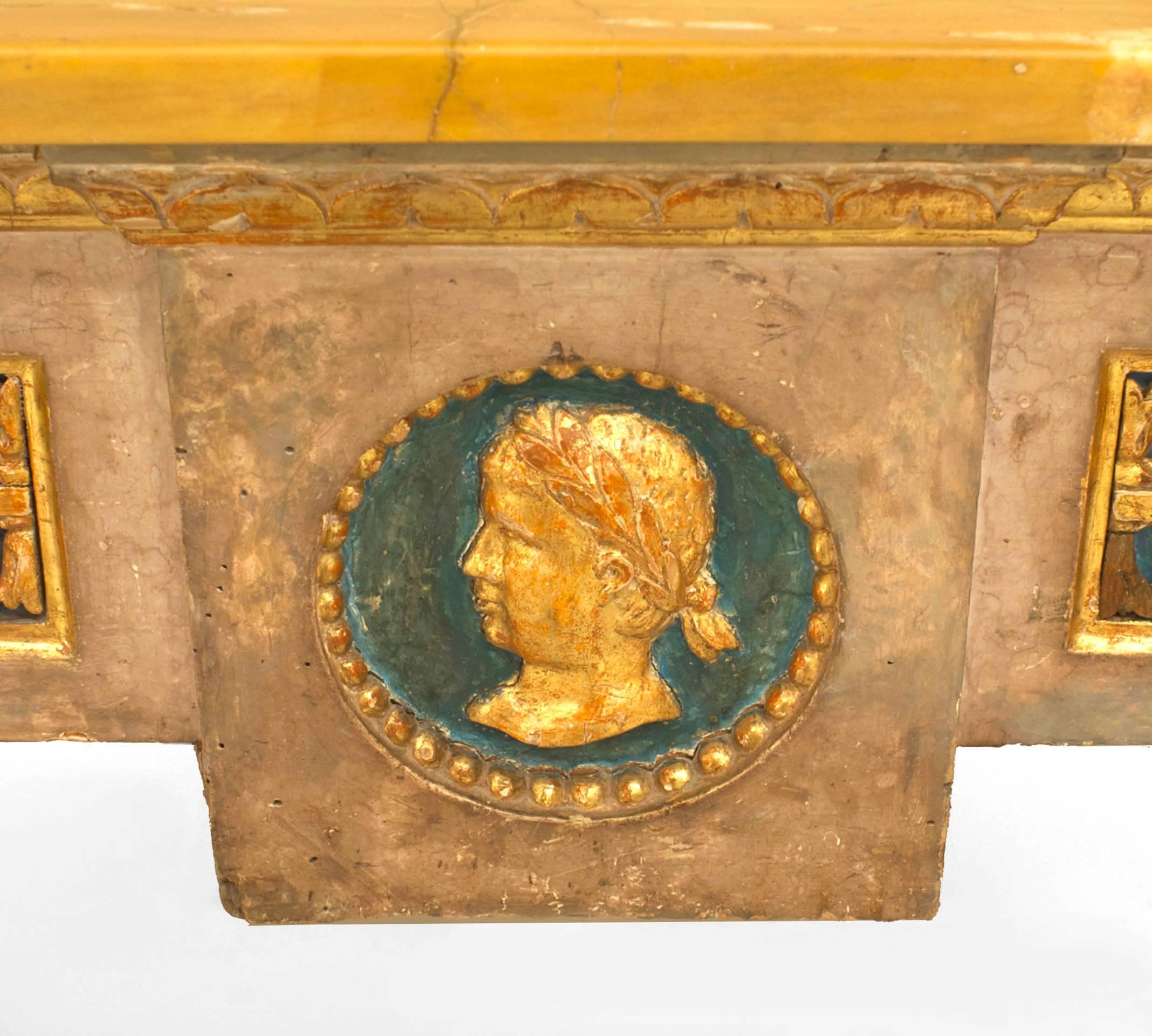 Italienischer Neoklassischer Konsolentisch mit vergoldeter Marmorplatte (Geschnitzt) im Angebot
