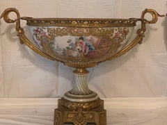 Vase et pièces centrales de style Sèvres montés sur bronze doré, trois pièces