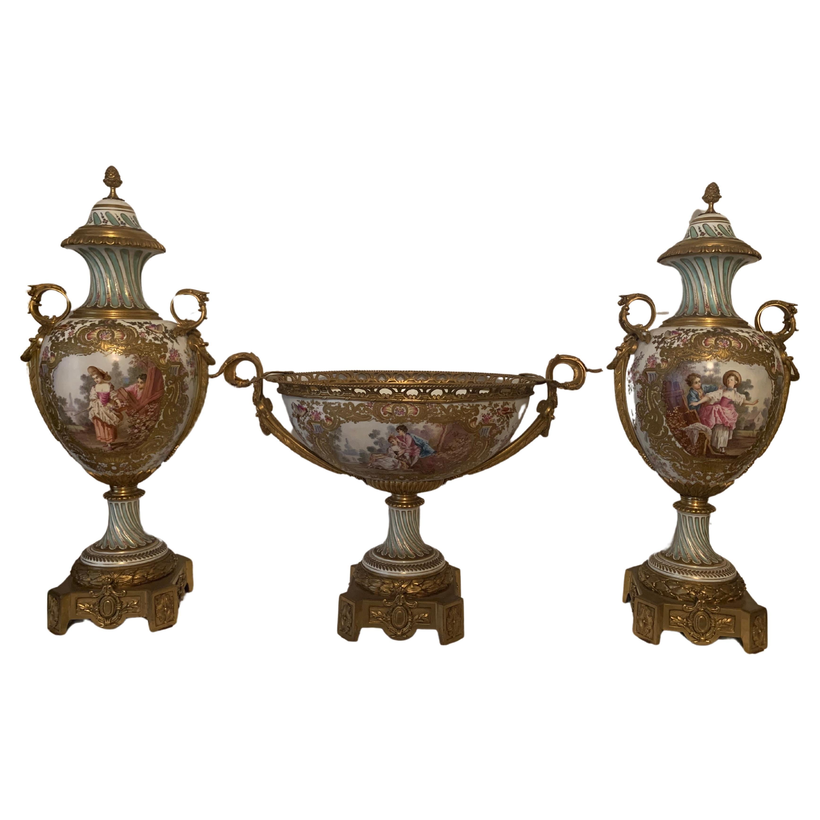 Vase et pièces centrales de style Sèvres montés sur bronze doré, trois pièces en vente