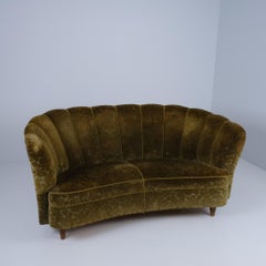 Un canapé incurvé au design finlandais, Attr. Paul Boman vers les années 1940