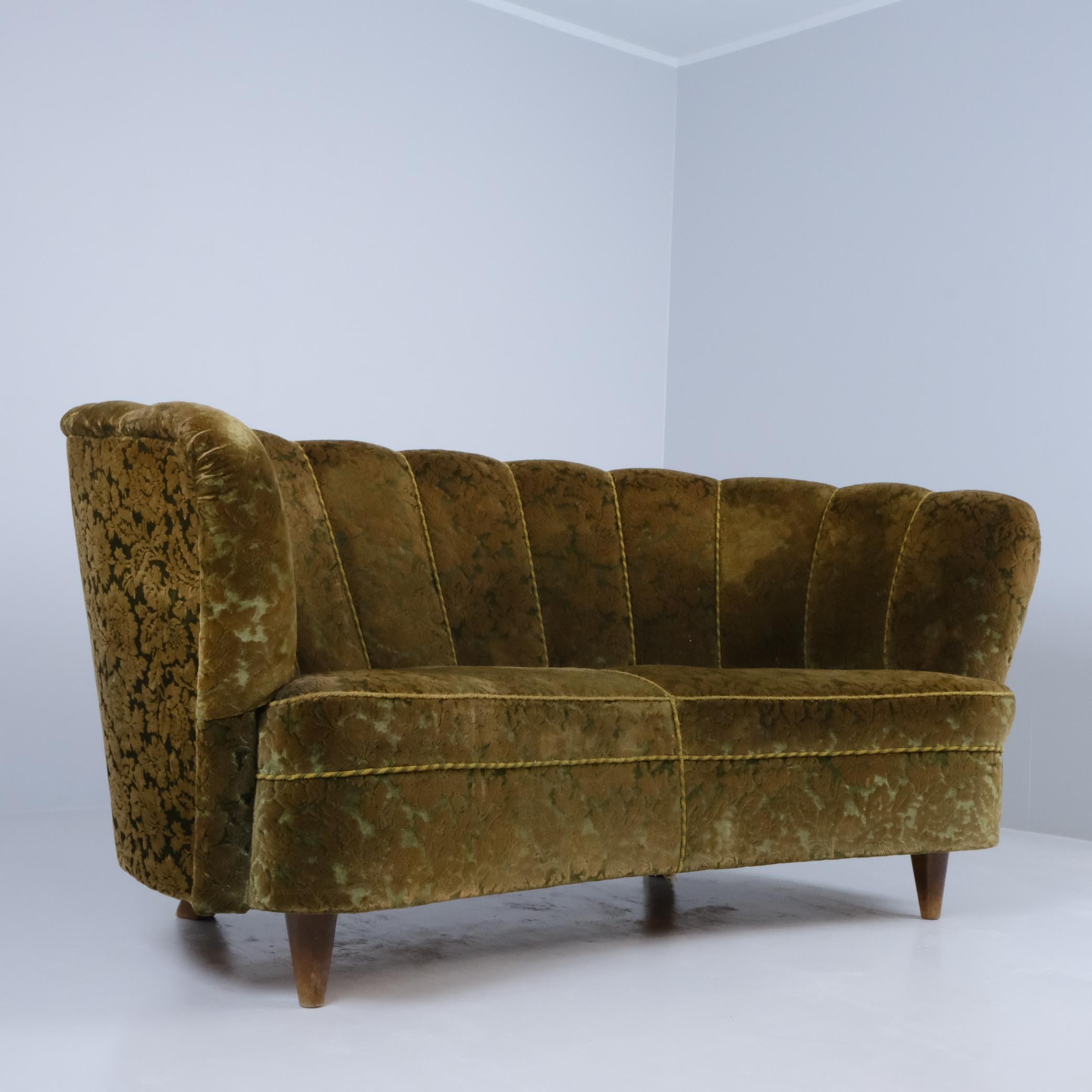 A Finnish Design Curved Sofa, Attr. Paul Boman Circa 1940s In Fair Condition For Sale In Helsinki, FI