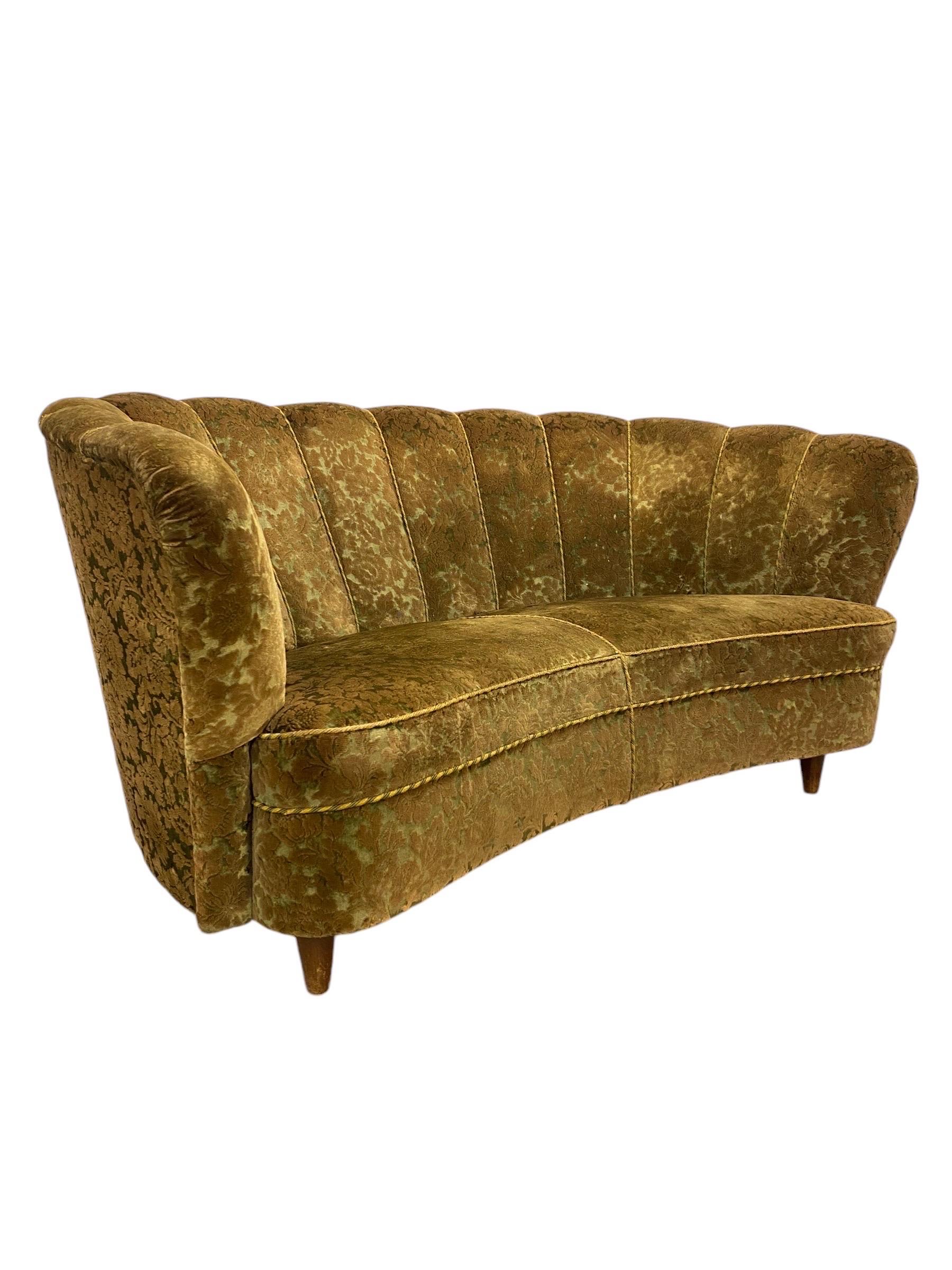 Mid-Century moderno Divano curvo di design finlandese, Attr. Paul Boman, circa anni '40 in vendita