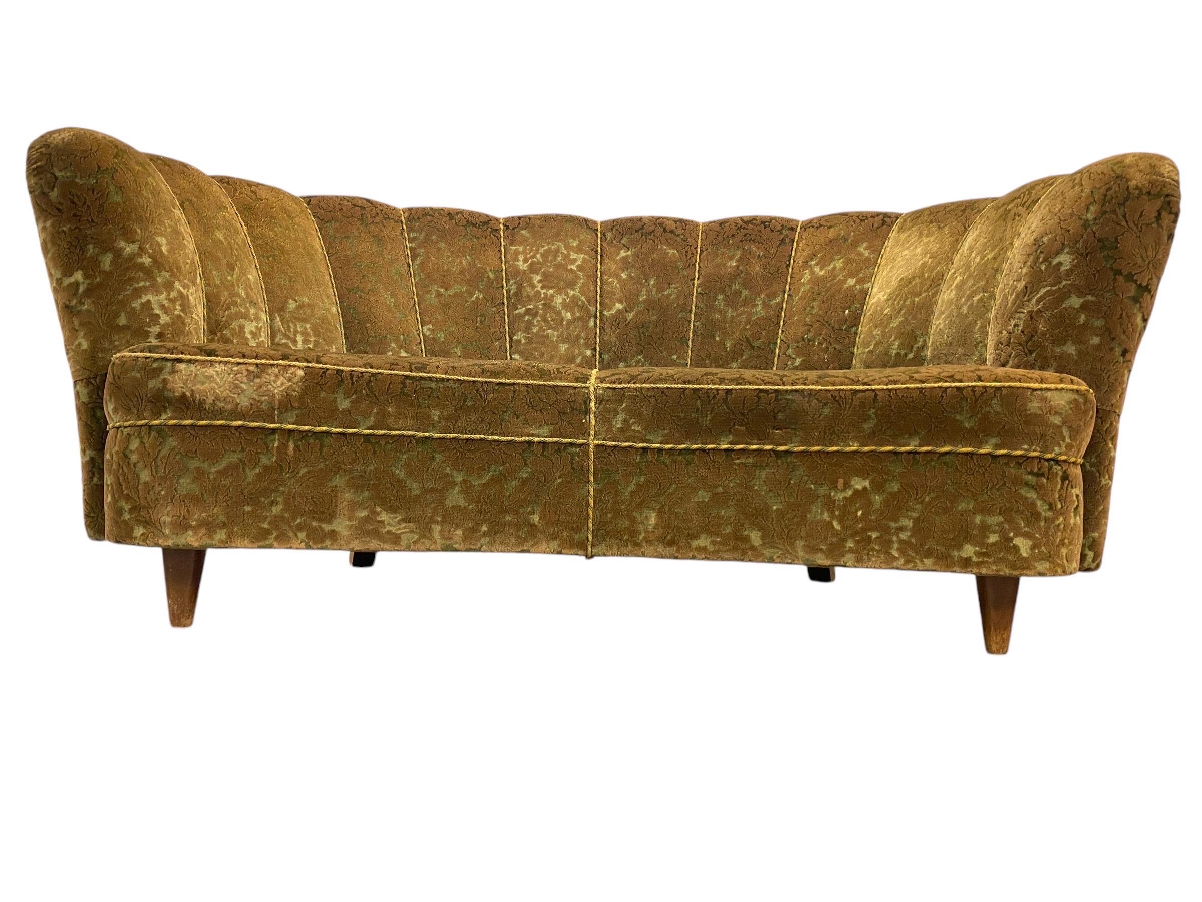 Metà XX secolo Divano curvo di design finlandese, Attr. Paul Boman, circa anni '40 in vendita