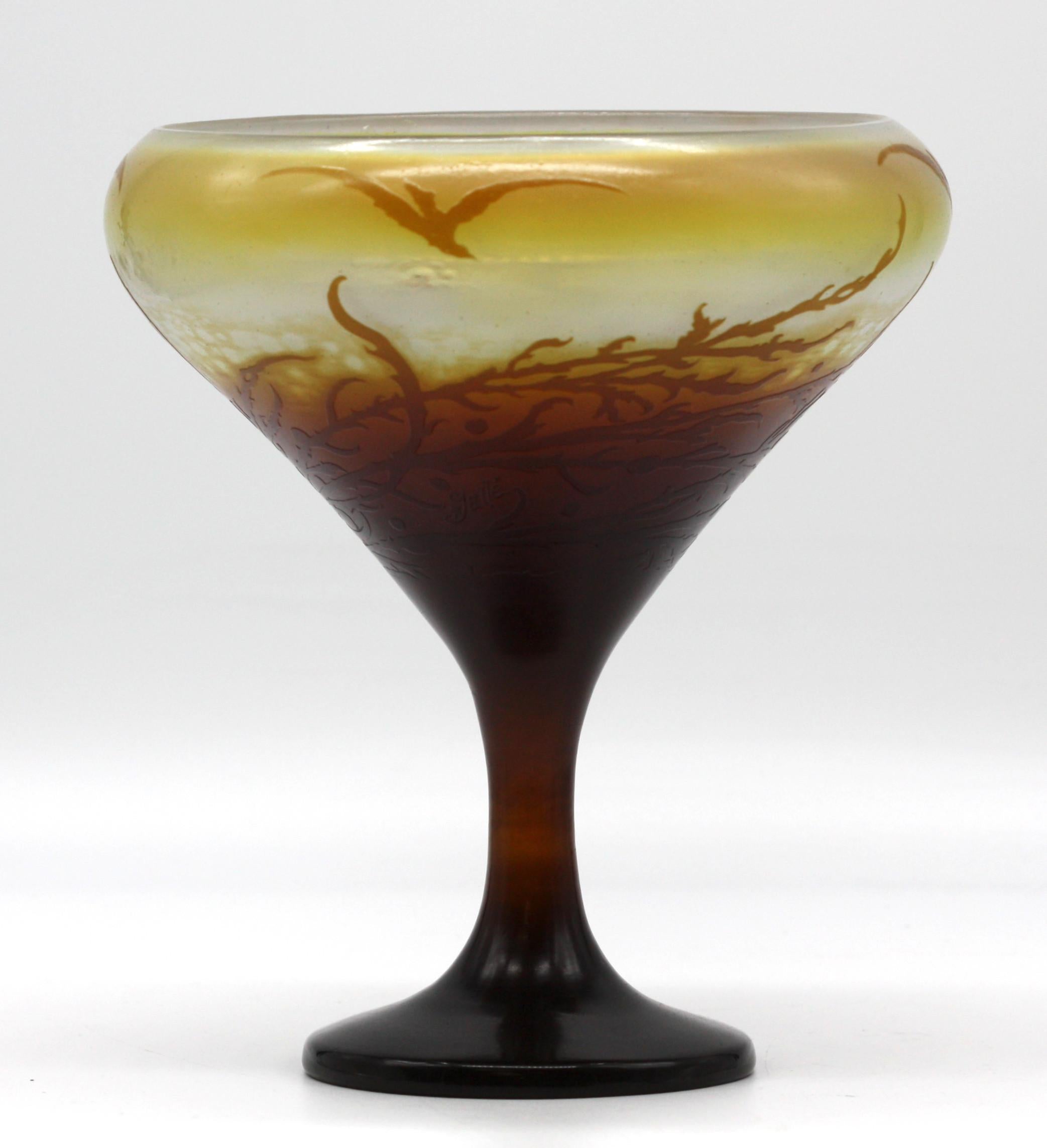 Fire-Polished Overlaid Cameo Glass Vase with Seagull Decoration In Good Condition For Sale In West Palm Beach, FL