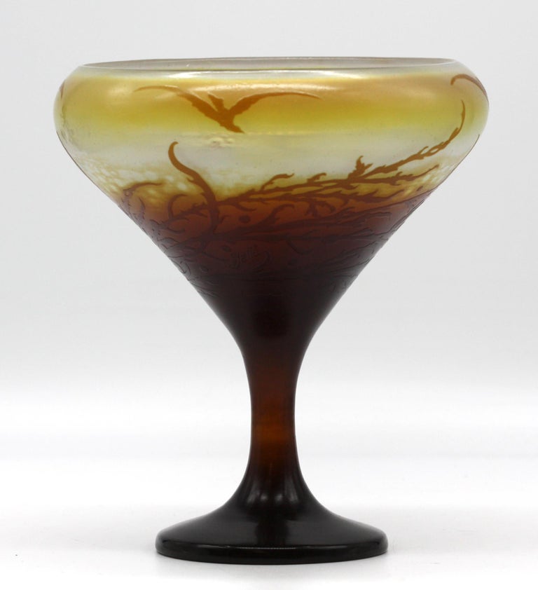 Vase en verre camée incrusté de feu avec décoration de mouettes En vente  sur 1stDibs