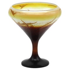 Vase aus feuerpoliertem Kamee-Glas mit aufgesetztem Überfang und Schmetterlingdekor