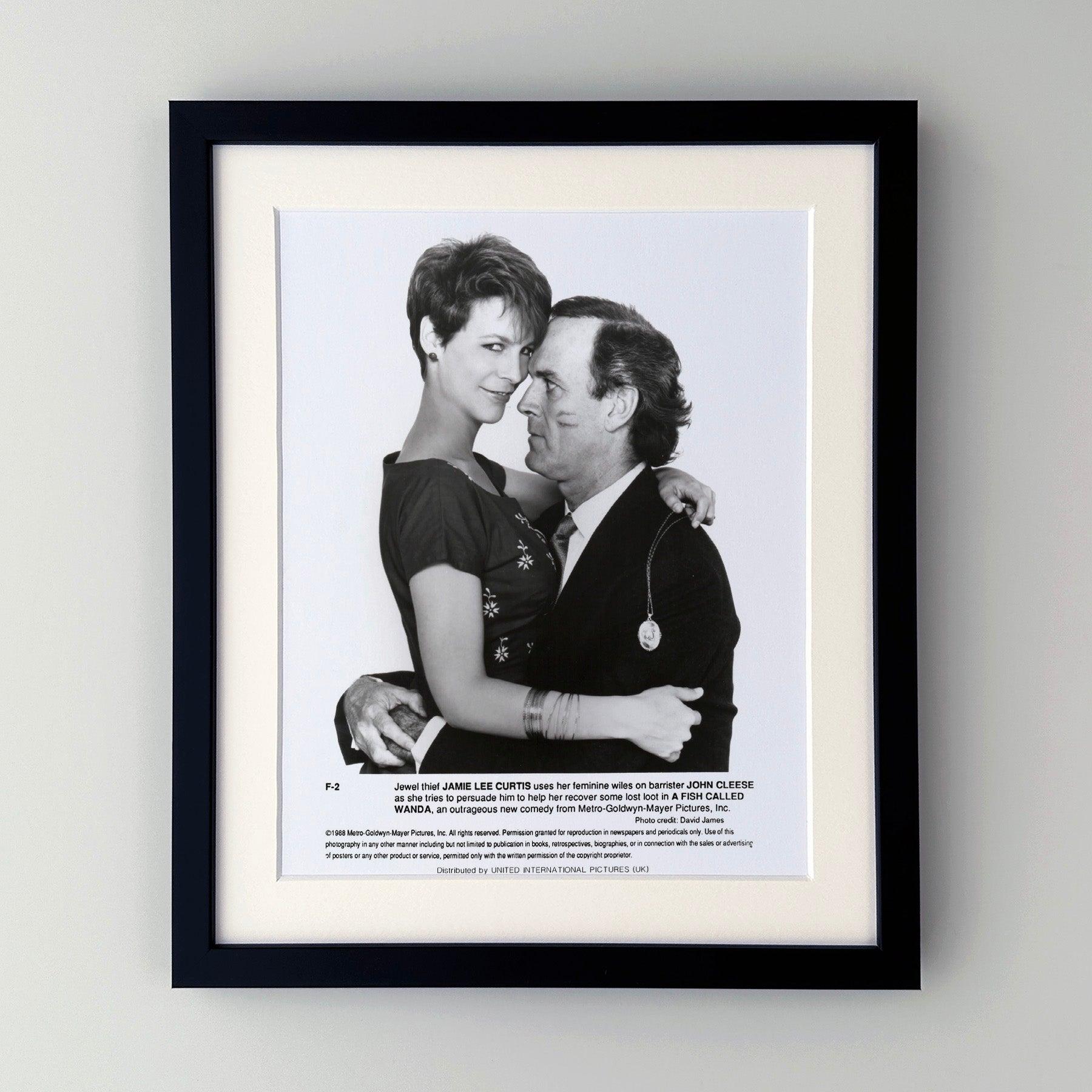 Original 8x10 Zoll Presse-Werbestill für A Fish Called Wanda (1988) mit John Cleese, Jamie Lee Curtis, Kevin Kline und Michael Palin in den Hauptrollen und unter der Regie von Charles Crichton, John Cleese.

Werbefotos (Film/Produktion) wurden