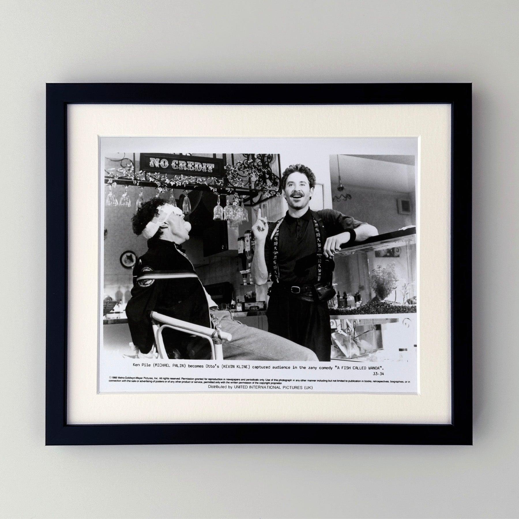 Original 8x10 Zoll Presse-Werbestill für A Fish Called Wanda (1988) mit John Cleese, Jamie Lee Curtis, Kevin Kline und Michael Palin in den Hauptrollen und unter der Regie von Charles Crichton, John Cleese.

Werbefotos (Film/Produktion) wurden